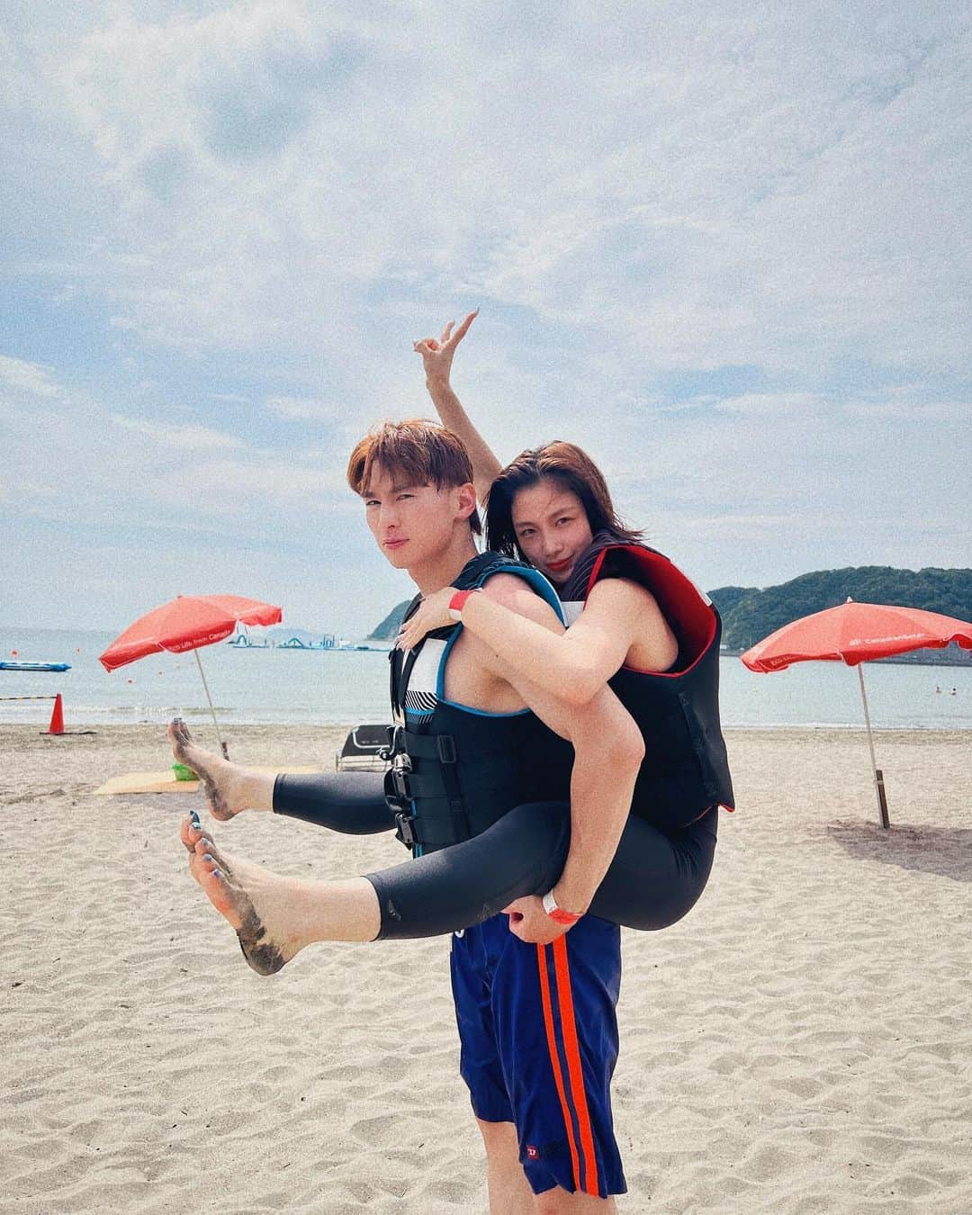 honoka さんのインスタグラム写真 - (honoka Instagram)「lol planetsの撮影で夏感じてきた🐬💦 放送お楽しみに😚🏖️🌻  花火したいなぁ  なおとの筋トレおんぶっ！！」7月14日 19時50分 - honoka_lol