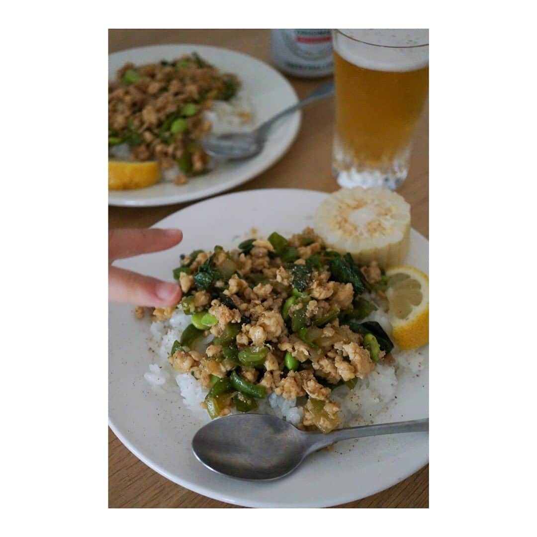 鈴木あすなのインスタグラム：「. .  夏の食卓☀️ 今日の夕飯はこんな感じでした〜  レシピというほどではないですがメモ書き。  ●ピーマンたっぷりガパオ風ごはん ピーマンたくさんと玉ねぎを1cm角に切って、ニンニクをみじん切りにする。 フライパンにニンニクと太白油を温めて香りが出たら玉ねぎを投入。透き通ってきたら鶏ひき肉のももとむねを半分ずつくらい入れてあんまり触らず焼き付けるように。水、醤油、みりん、砂糖ほんの少しいれて、水溶き片栗粉でまとめる。(水を少し入れることでしっとりまとまる)仕上げにちぎったバジルをお好みで。 ご飯の上にのせて、大人はレモンとブラックペッパーと一味をかけて❤︎ 娘にはバジルはなくてもよかったかも、と言われました...  ●厚揚げの薬味まみれ 厚揚げはグリルでカリッと焼いて、大根おろしと大葉の千切りたっぷりのせて、ポン酢かけておろし生姜を添える。 これ見た目の5倍は美味しい... 茗荷があればよりよかったな。  ●きゅうりと大根のしらすサラダ きゅうりと大根は千切りに、塩揉みして、水気を絞って酢をちょろっと和えて器に盛る。 しらすはごま油で炒めてのせる。すりごまたっぷり散らして。  今日もノンアルビールで乾杯🍻  思いつきの料理ばかりだけどあるもの組み合わせで日々なんとかなっていく。 というかなんとかさせるw  私は難しい調味料とか、たくさんの調味料を混ぜる味があんまり好きではないので、素材の味を生かしながら基本シンプルに仕上げます。  今週も1週間お疲れ様でした🙌 毎日ご飯作りを頑張っているママたち、週末は外食したりしてリフレッシュしましょうね〜🕊️  #あすなごはん#今日の夕飯#ちょうどいいごはん」
