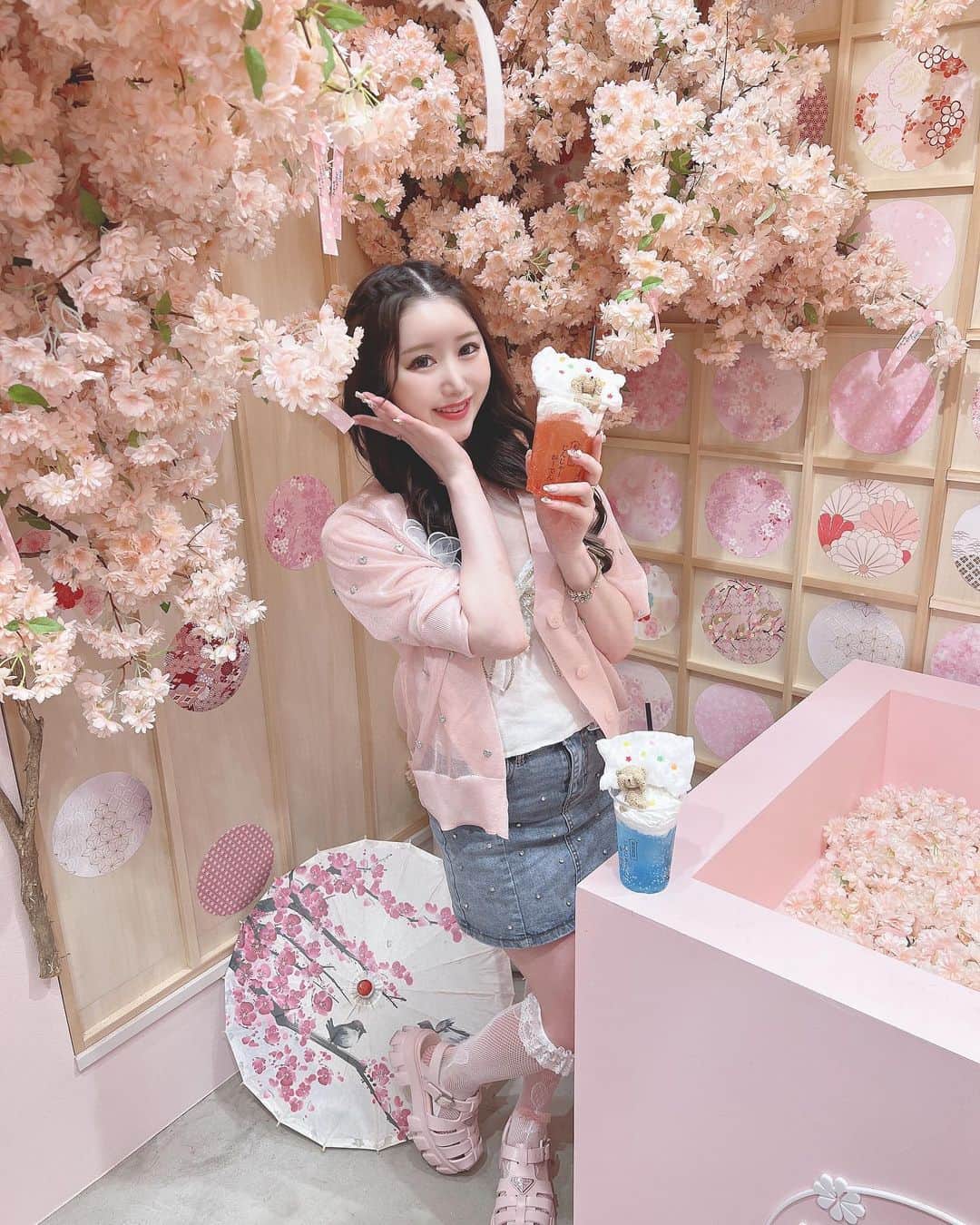 あいにゃんさんのインスタグラム写真 - (あいにゃんInstagram)「一年中お花見ができる東京茶屋じんじゃーがーでんでかき氷が出たよ🧸🍧🫧  ︎︎ ︎︎︎ ︎︎︎ ︎  桃いちごのキラキラ氷🍑🍓 と シュワパチ富士山氷🗻 をいただいたよ🪄✨  飲み物も推し活カラーできちゃうの🧸♡ ︎︎ ︎︎︎ ︎︎︎ ︎  映えで可愛すぎる〜> < ♡ * *  #gingergardenchaya #ジンジャーガーデン #かき氷 #かき氷部 #外苑前カフェ #外苑前 #東京カフェ #カフェ巡り#ピンクカフェ #和カフェ #インスタ映え #桜 #くま #くまスイーツ #東京茶屋じんじゃーがーでん  #コンカフェ #コンカフェ嬢 #アイドル #サロモ募集 #サロンモデル #夏コーデ #ピンクコーデ #instalike #instagood #followｍe #loveislove」7月14日 19時59分 - ainyan0310