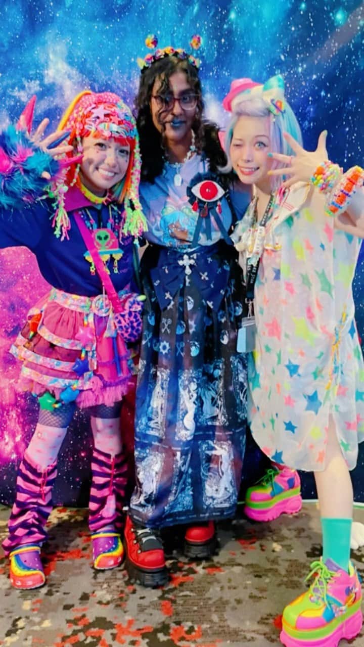 紅林大空のインスタグラム：「🫶🏻🌍🌈 #harajuku #jfashion #harajukufashion #streetstyle #原宿ファッション #カラフルファッション #派手髪 #kawaiistyle #texas #bacees #okashicon2023 #okashicon」