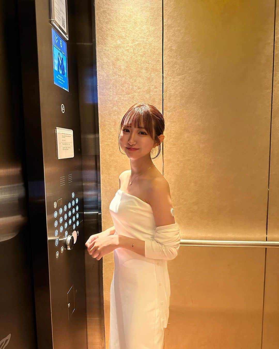 Ayanaさんのインスタグラム写真 - (AyanaInstagram)「🇸🇬🌙 チリクラブはパームビーチで。 カニさんと甘いパンの相性が最高でした🦀 物価が高いからショッピングは控えめにしてsaleしてたドレスを @bora_aksu で買ったよ♡♡ 夜のプールも気持ちよかったなあ。🏊‍♀️ ⁡ お洋服は全部タグ付け ︎︎︎︎☑︎ ⁡ ⁡ #シンガポール #シンガポール旅行 #Singapore #palmbeach #パームビーチ #シンガポールグルメ #zara #boraaksu #ザラ #ドレス #marinabaysands #マリーナベイサンズ #rise #ホテルビュッフェ」7月14日 19時55分 - naalunlun