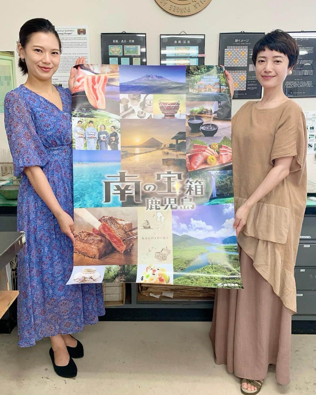 のインスタグラム：「鹿児島県の新観光PRポスターに大島紬クイーン @tsumugi_queen として載っています🥰鹿児島空港や鹿児島の至る所にポスターが貼られているそうです。《南の宝箱》というキャッチコピーで薩摩切子や焼酎、黒牛など鹿児島が誇る名産物がたくさん載っているので、見かけた際は是非じっくり👀ご覧下さい💕 左👉新クイーンゆりちゃん @naotaaaaa025 と  #鹿児島 #鹿児島観光 #鹿児島グルメ #鹿児島県 #鹿児島名物 #鹿児島市 #大島紬  #kagoshima #kagoshimafan #japantrip #travellife」