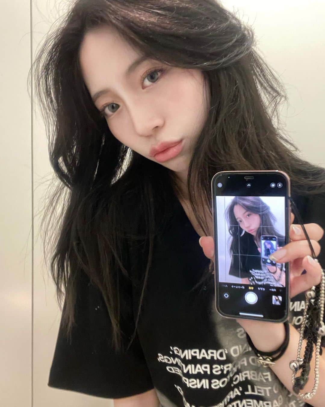 原涼香のインスタグラム：「🖤🖤💙🩷🧡💛」