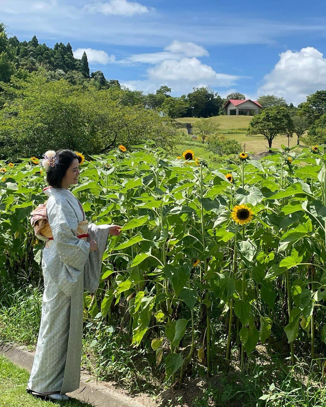 小川夏果さんのインスタグラム写真 - (小川夏果Instagram)「鹿児島県の新観光PRポスターに大島紬クイーン @tsumugi_queen として載っています🥰鹿児島空港や鹿児島の至る所にポスターが貼られているそうです。《南の宝箱》というキャッチコピーで薩摩切子や焼酎、黒牛など鹿児島が誇る名産物がたくさん載っているので、見かけた際は是非じっくり👀ご覧下さい💕 左👉新クイーンゆりちゃん @naotaaaaa025 と  #鹿児島 #鹿児島観光 #鹿児島グルメ #鹿児島県 #鹿児島名物 #鹿児島市 #大島紬  #kagoshima #kagoshimafan #japantrip #travellife」7月14日 19時56分 - ogawanachu