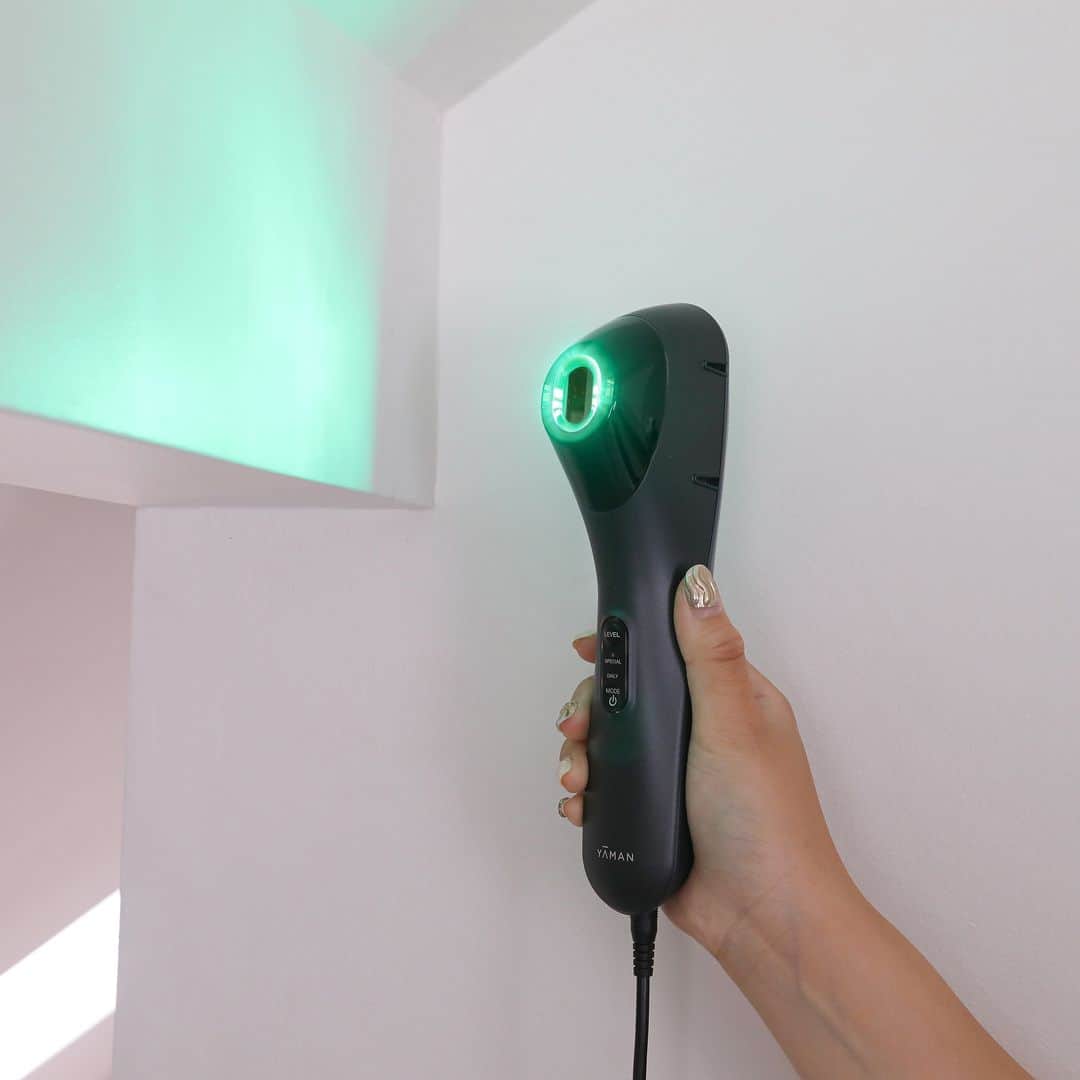 ヤーマン株式会社【公式】さんのインスタグラム写真 - (ヤーマン株式会社【公式】Instagram)「長年の研究で辿り着いた「緑」の新常識。 肌の明るさに関わる緑LED（505nm）×IPL搭載の光美顔器『ブルーグリーンショット』が7/14(金)発売✨  出力パワーの異なる、2種類の緑LEDを搭載。 フォーカスセンサーが肌表面のくすみをセンシングするたびに、瞬時にハイパワーLEDへ自動で切り替えます。  フォーカスセンサーは特定の色を認識するのではなく、起動するたびに色基準を学習し調整するので、 日差しの気になる夏はもちろん、日々移り変わる肌表面のくすみに自動で対応🙆🏻‍♀️  5回連続照射でき滑らせるように使う「デイリーモード」と、 IPLの強力照射ができるダウンタイム不要の「スペシャルモード」で、 透明印象肌をキープしましょう💚  ーーー 皆さまのお声をお待ちしております。 美容機器やコスメ美容とのお付き合いの仕方は、それぞれみなさまのお声、おすすめのヤーマン製品の使い方をお待ちしております。 # my_yaman をつけて頂いた投稿を@yaman.official のアカウントよりシェアさせて下さい😍 ーーー #ブルーグリーンショット #緑色LED #LED #LED美容 #フォトケア #ヤーマン #yaman #ヤーマン美容家電 #美容 #美容機器 #美容家電 #美顔器 #美容部 #美容部女子 #自宅エステ #おうちエステ #女子力 #自分磨き #おこもり美容 #おうち美容 #beautydevice #美肌光 #パーソナライズスキンケア #紫外線 #保湿 #新品上市 #美容電器」7月14日 19時57分 - yaman.official