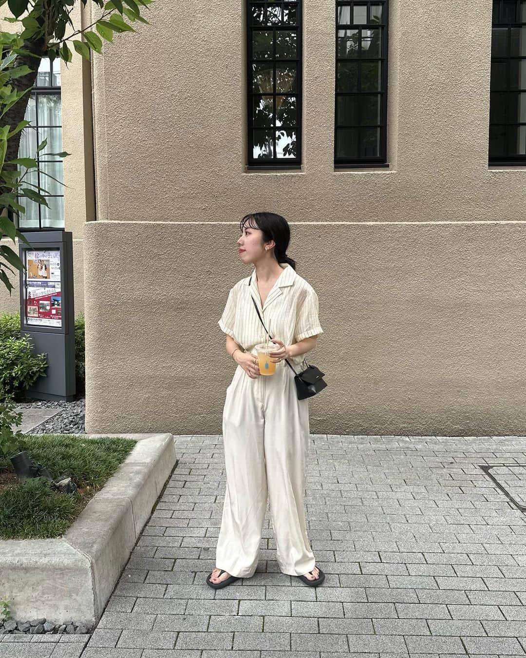 kannnaのインスタグラム：「サラッとカフェの日の☕️ ブルーボトルへ♪ シアーのストライプ サラッと夏着やすくて好き🫠♡  (こちらサンプルなので色味変わります)」