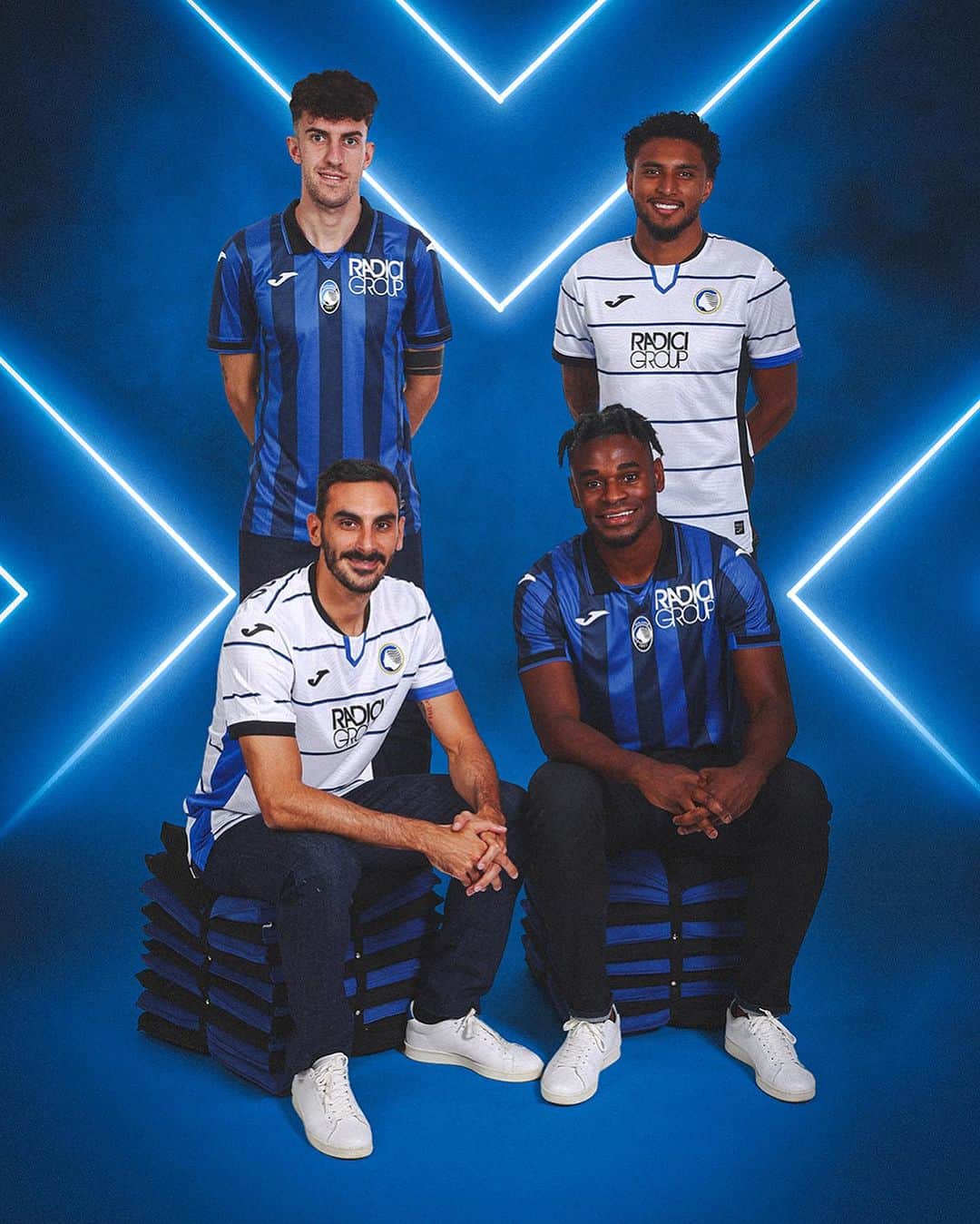 アタランタBCのインスタグラム：「🖤💙🤍  #GoAtalantaGo」