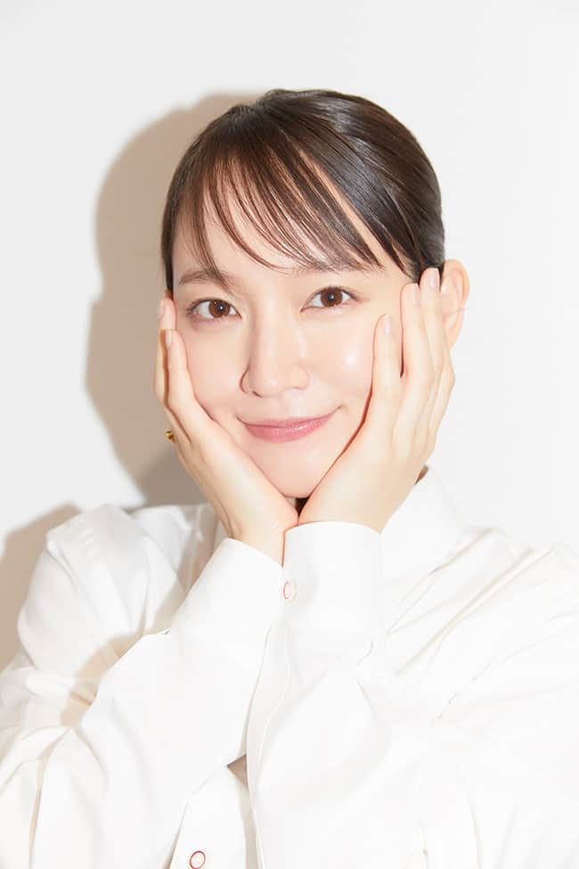 のインスタグラム：「【インタビュー】吉岡里帆 「エネルギーチャージは観劇とライブ鑑賞、リラックスは美容とマンガ」  アートディレクター・千原徹也による映画初監督作品『アイスクリームフィーバー』が公開される。本作は、川上未映子の短編「アイスクリーム熱」を原案に、千原監督独自のヴィジュアル表現と、映画への愛情を織り込んだ作品だ。独特の映像美とリリカルな表現に溢れた本作で主演を務めるのは、長年、千原監督と仕事をしてきた吉岡里帆。彼女に千原監督の世界観や撮影中のエピソード、オフのリラックスタイムの過ごし方について聞いた。  #numerotokyo #magazine #mode #fashion #art #culture #beauty #lifestyle #people #photo #tokyo #吉岡里帆」