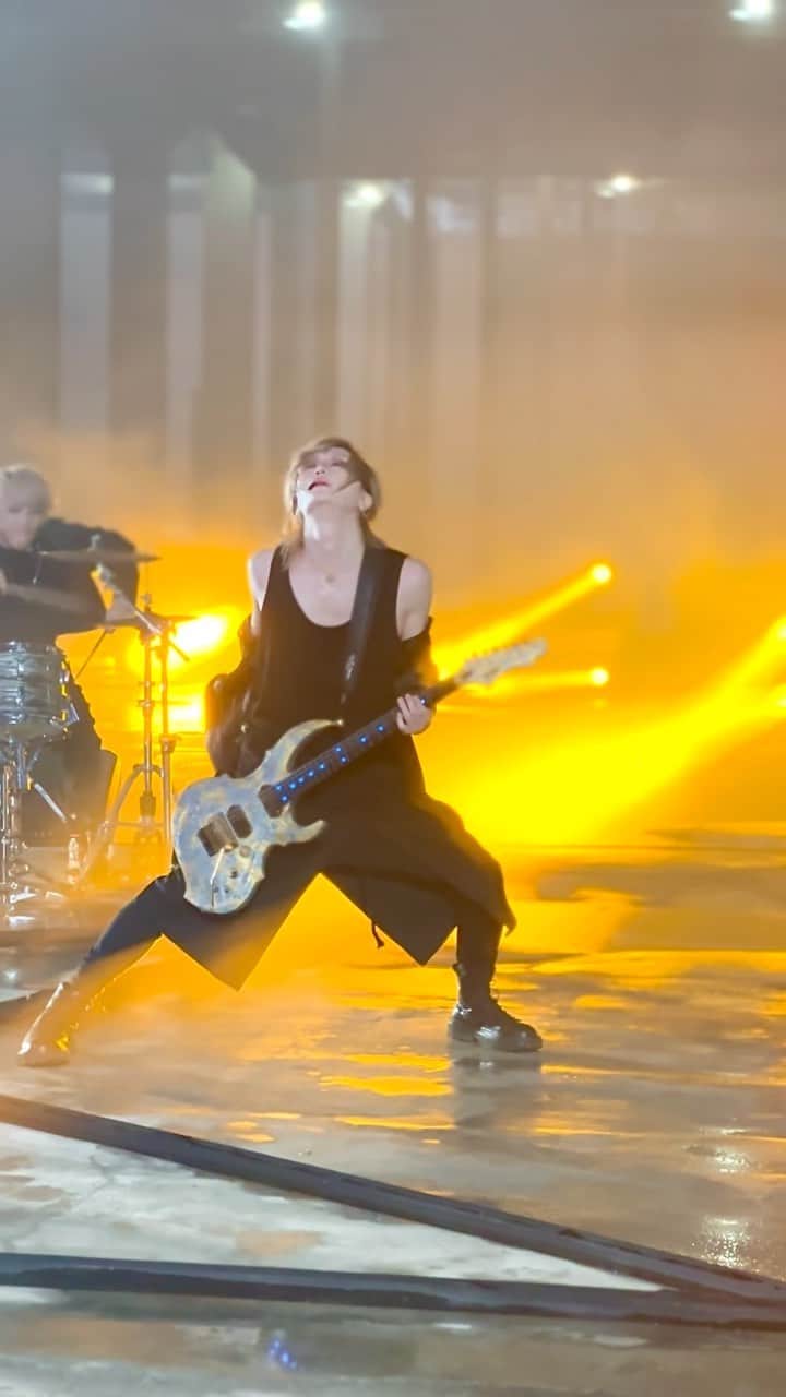 MiA のインスタグラム：「公開されました！ マイキ君とは初セッションなので記念ツーショ 僕らって音楽の神様に愛されちゃったね。  TVアニメ『#ダークギャザリング』 オープニング主題歌 luz × すりぃ 「幽世」のMVを公開します🥀  youtu.be/Tj7-Rit1rWo」