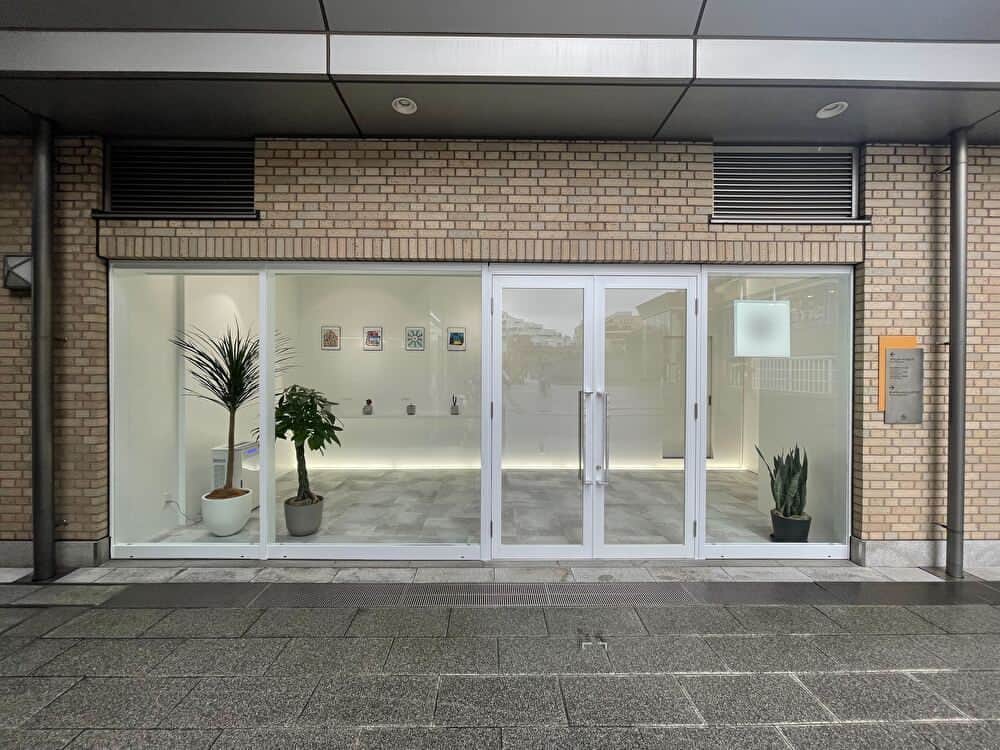 のインスタグラム：「【代官山駅1分／Space B】NFTアート、展示会、観光PR、ポップアップストアに最適な代官山アドレス内にある天井高3.4mの路面スペース エリア：東京都渋谷区 料金：平日55,000円/日〜、土日祝77,000円/日〜  URL：https://shopcounter.jp/spaces/4y8RB4   興味のある方は、プロフィール欄の【SHOPCOUNTER】 から「代官山駅」で検索してみてください😊  ーーーーーーーーーーーーー SHOPCOUNTERではポップアップストア/展示会/催事など「短期でイベントの開催や出店が可能なスペース」の検索＆予約が可能🙌 アカウント作成(無料)をすると、メルマガでキャンペーン情報や会員様限定でスペースのご紹介を行っています♪ スペース探し＆ご予約はプロフィールのURLからお願いします☆ →@shopcounter_official  #出店者募集  #ポップアップ #ポップアップストア #ポップアップショップ #展示会 #催事 #レンタルスペース #ギャラリー #イベント #イベントスペース #期間限定ショップ #展示会 #即売会 #貸しギャラリー  #路面店 #路面スペース #不動産  #代官山イベントスペース #代官山展示会場 #shopcounter #popup #popupstore #popupshop #exhibition #event #rentalspace #eventspace #shopcounter #studio #gallery」