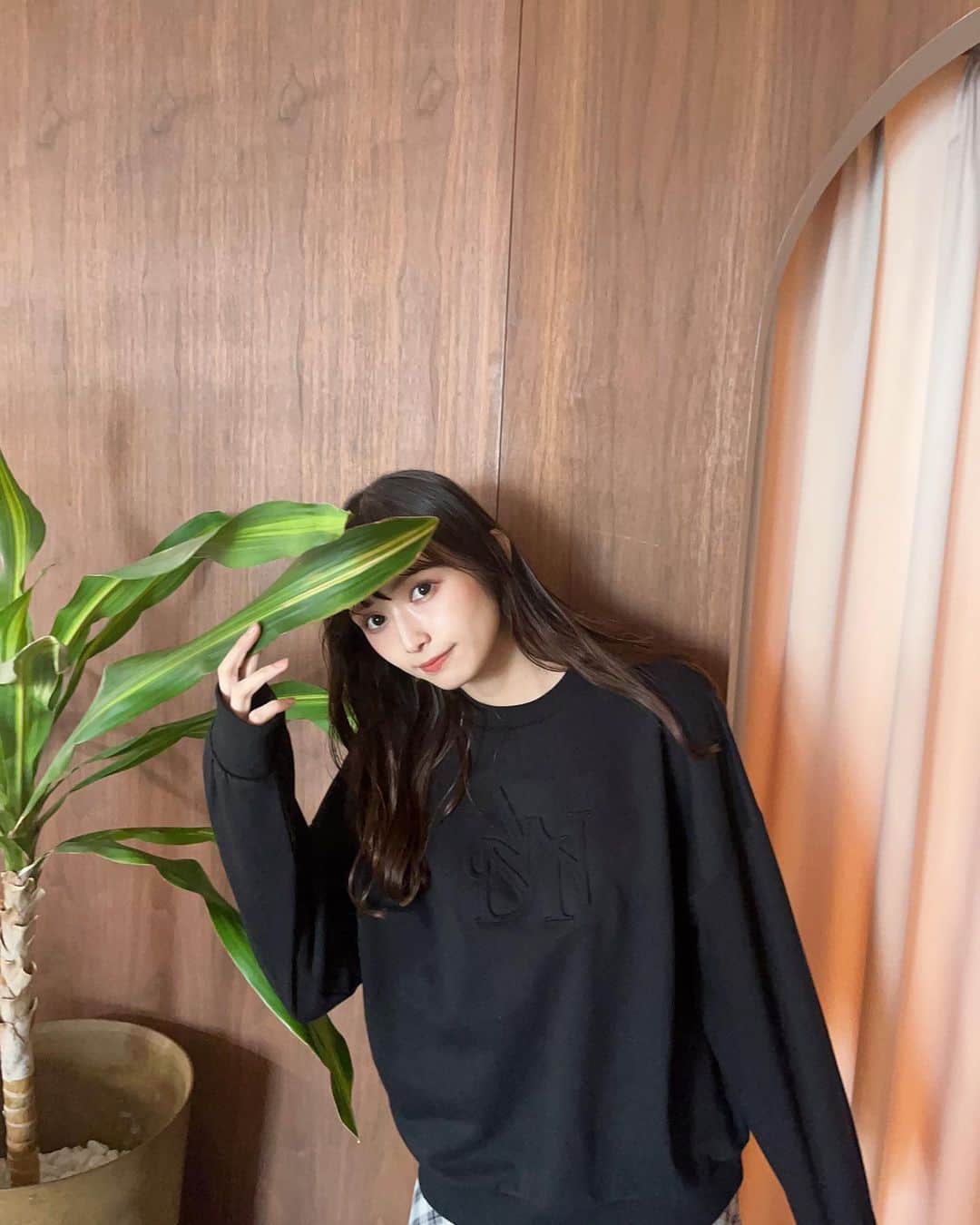 渡辺梨加のインスタグラム：「Án MILLE Autumn Collection🍁 カタログモデルをさせて頂くことになりました！  このスウェットお気に入り🫶 秋服もとっても可愛いので楽しみにしていて下さい🎃  #anmille #アンミール」