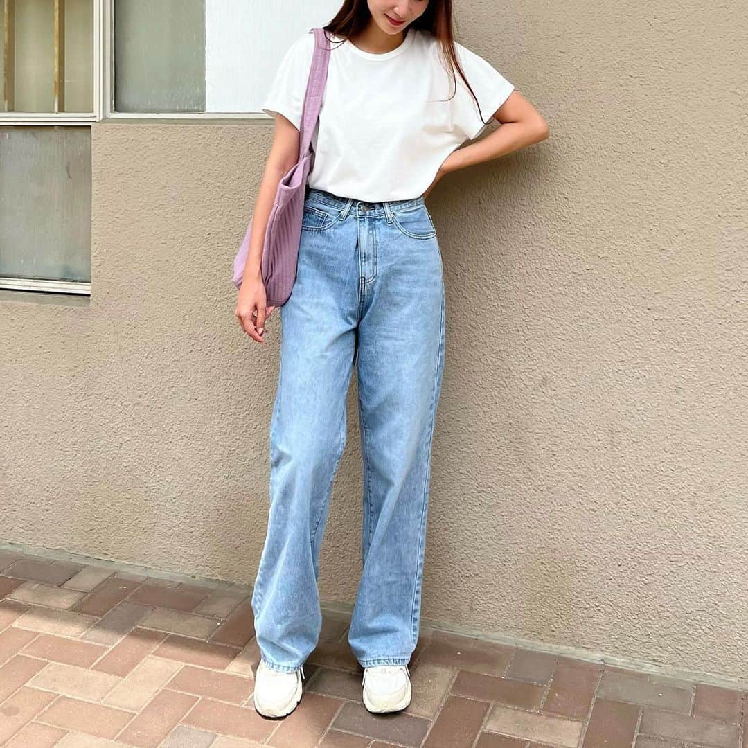 Nagiのインスタグラム：「Tシャツにデニム  シンプルな日  @kobe_lettuce のTシャツ シンプルでさらっとしてていい お値段も1100円って安い✨  キルティング生地のトートも kobelettuceの くすんだ紫っぽいピンクの絶妙なカラーがまた可愛い☺️❤️  tops.bag. #kobelettuce  bottom. #dholic shoes. #newbalance   #code#fashion#コーデ#ファッション#シンプル#シンプルコーデ#カジュアル#大人カジュアル#プチプラコーデ#神戸レタス」