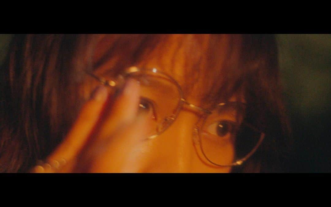 山戸結希さんのインスタグラム写真 - (山戸結希Instagram)「Aimer 『Resonantia』Music Video 映像監督を務めています。  全速力の撮影期間、 力をお貸しくださった皆様へと、 ふかく感謝申し上げます。  夜を潜り抜けるなかで、 夏を走り抜けるなかで、 どんどんと手を差し伸べてくださった、 おひとりおひとりへと、特別にお伝えしたい想いです。 あなたの力こそが、刻み付けられています。  『Ref;rain』ぶりに、Aimerさんの歌に包まれていました。 Aimerさんの声にまためぐり会えたことに、 きらめいて妬かれました。  #Aimer 『#Resonantia』 https://youtu.be/phei5J7QDdg」7月14日 20時03分 - yamato_uk