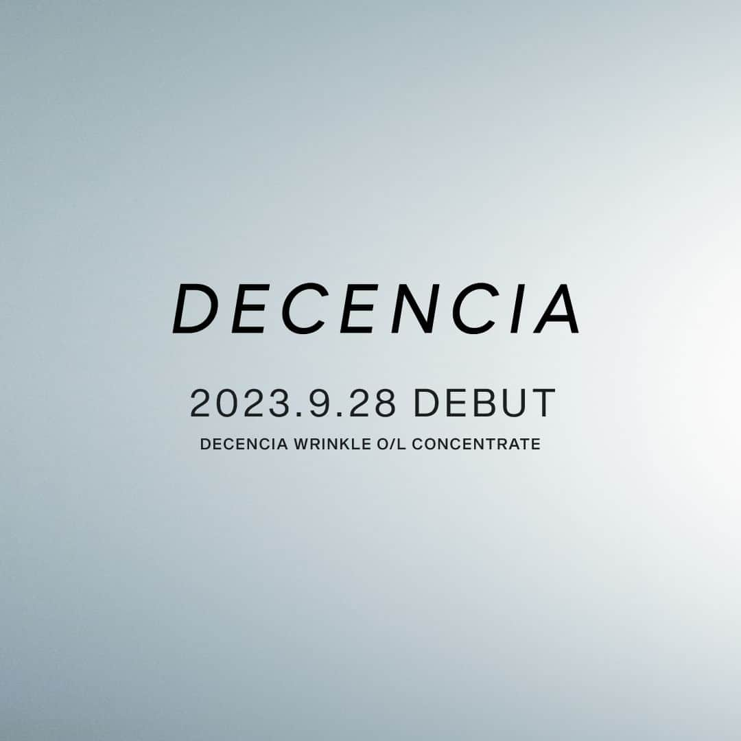 DECENCIA(ディセンシア)のインスタグラム：「〈#未来のシワまで跳ね返せ〉​ 2023年9月28日​ 新世代シワ改善美容液​ 『ディセンシア リンクルO／L コンセントレート』誕生。​  ディセンシアの新世代シワ改善美容液は、​ 肌本来がもつ「スプリング力※」に新たに着目。​  目立つシワの悩みから、​ 顔全体に広がる細かいシワによるしぼみ感まで、​ あらゆるシワにアプローチします。​  -----------------​ 2023年9月28日（木）発売予定​  ディセンシア リンクルO／L コンセントレート​ 〈敏感肌用シワ改善美容液〉 医薬部外品​ 30ｍL​ 通常価格（税込）￥7,150​ -----------------​  ※ 角層の弾力・柔軟性のこと​  新世代の #全顔用シワ改善美容液 が​ 欲しい・気になるという方は​ 「♡いいね」で教えて下さい👐​ ​ #ディセンシア #DECENIA​ #肌の不公平をなくしたい​ #角層サイエンス #エイジングケア​ -----------------​ #未来のシワまで跳ね返せ​ #全顔用シワ改善美容液​ -----------------​ #オイル状美容液 #シワ改善美容液 #美容液 #シワ #シワ改善 ​  #敏感肌 #ゆらぎ肌 #敏感肌スキンケア #角層ケア #角層 #ディセンシアリンクルOLコンセントレート #リンクルOLコンセントレート #アヤナス #アヤナスリンクルOLコンセントレート」