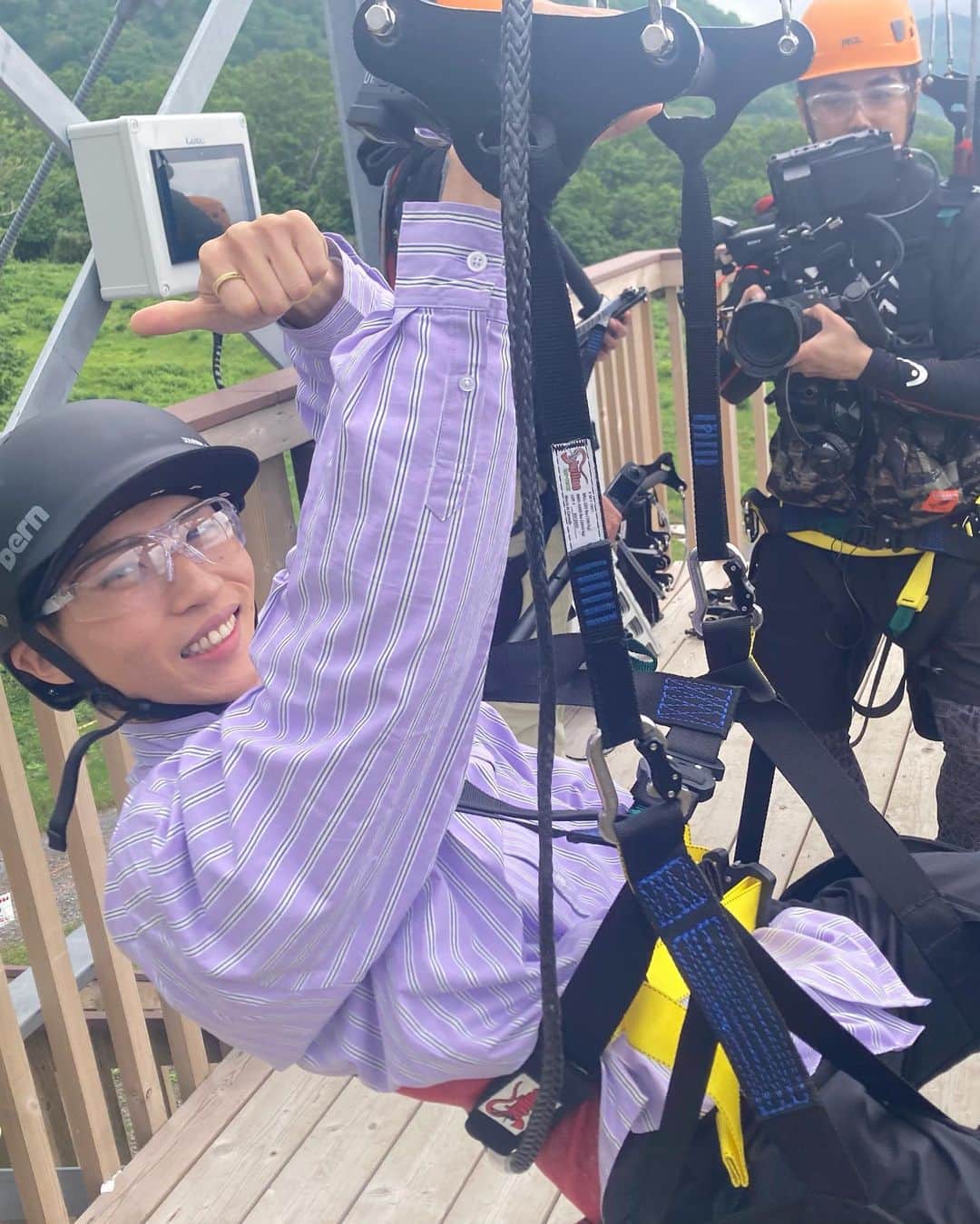 平野莉玖のインスタグラム：「みなさんこんばんは‼️ 先日はニセコHANAZONOリゾートさんでの撮影のため初北海道に行ってきました‼️ 大自然の中、様々なアクティビティを体験した動画は本日からニセコHANAZONOリゾートさんのYouTubeでご覧頂けますので是非チェックしてください😁  ニセコHANAZONOリゾート 公式Instagram account  https://www.instagram.com/mountain_lights_hanazono/  https://www.instagram.com/hanazononiseko/  https://www.instagram.com/parkhyattniseko/  https://www.instagram.com/brucemunrostudio/  Hanazono YouTubeチャンネル  https://www.youtube.com/@HanazonoYoutube  ウェブサイト https://hanazononiseko.com/  #hanazononiseko #mountainlights #hanazonozipflight」