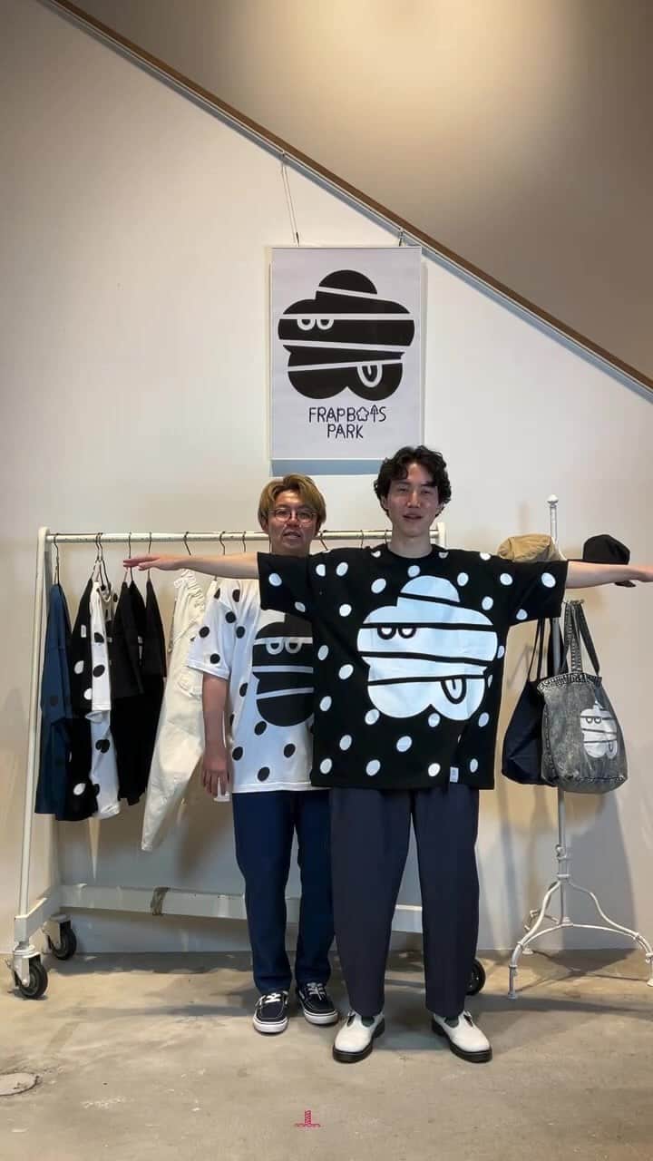 FRAPBOISofficialのインスタグラム：「FRAPBOIS PARK 　×　ナイチンゲールダンス SPECIAL PRESENT CAMPAIGN  フラボアパーク×ナイチンゲールダンス コラボ動画をご覧いただき、 キーワードとご希望の時間をDM<@frapbois_official >いただいた方の中から ナイチンゲールダンスさん出演される公演のチケットを3組計6名様にプレゼントいたします！  <内容> 神保町よしもと漫才劇場　チケットプレゼント 2023年8月19日（土） ・神保町よしもとお笑いライブ　開場10:45｜開演11:00｜終演12:30 ・神保町よしもとお笑いライブ　開場12:45｜開演13:00｜終演14:30 ・神保町よしもとお笑いライブ　開場14:45｜開演15:00｜終演16:30 ※どちらの会もナイチンゲールダンスさんご出演です。  <応募期間> 2023年7月14日（金）～2023年7月31日（月）  <当選発表> 2023年8月2日（水）  <応募条件> 動画内のキーワードとご希望の開演時間を添えて、@frapbois_official へDMをお送りください！ 　後日、当選された方にDMをお送りいたします。  ※動画に【いいね、コメント・保存・ストーリー共有・リポスト】していただくと当選確率アップ！  <当選発表> 応募期間終了後、当選者の方へのみ、DMにてご連絡させていただきます。 あらかじめDMの受信設定をご確認ください。  <注意事項> ※１名様による複数アカウントでのご応募はおやめください。 ※当選商品の発送先は日本国内に限らせていただきます。 ※抽選時にフォローを外されている、またはInstagramを退会されている方は、当選の対象外となります。 ※選考にまつわるご質問、お問い合わせはお受けできません。 ※商品の換金、交換、返品はできません。 ※転売行為、もしくは転売行為への加担は厳禁です。 ※当選通知のDMに対しDM内の返信期限までに手続きを履行いただけない場合は 当選資格は無効となります。 ※本キャンペーンは都合により事前のお知らせなしに変更、または終了となる場合がございます。 ※本キャンペーンはMeta社(FacebookおよびInstagram)の提供・協賛によるものではありません。  <個人情報に関して> 当選者様の個人情報は、本キャンペーンの賞品の発送にのみ利用いたします。 法的機関からの照会等を除いては、お客さまの同意なしに第三者に開示・提供することはございません。  <なりすましにご注意ください> 当アカウント( @frapbois_official)を模倣した偽アカウントにご注意ください。 偽アカウントからフォローされても、フォローバックはしないようご注意ください。 万が一偽アカウントからDMが送られてきた場合も、開封やURLアクセス、個人情報の送信は 絶対にしないようお願いいたします。」