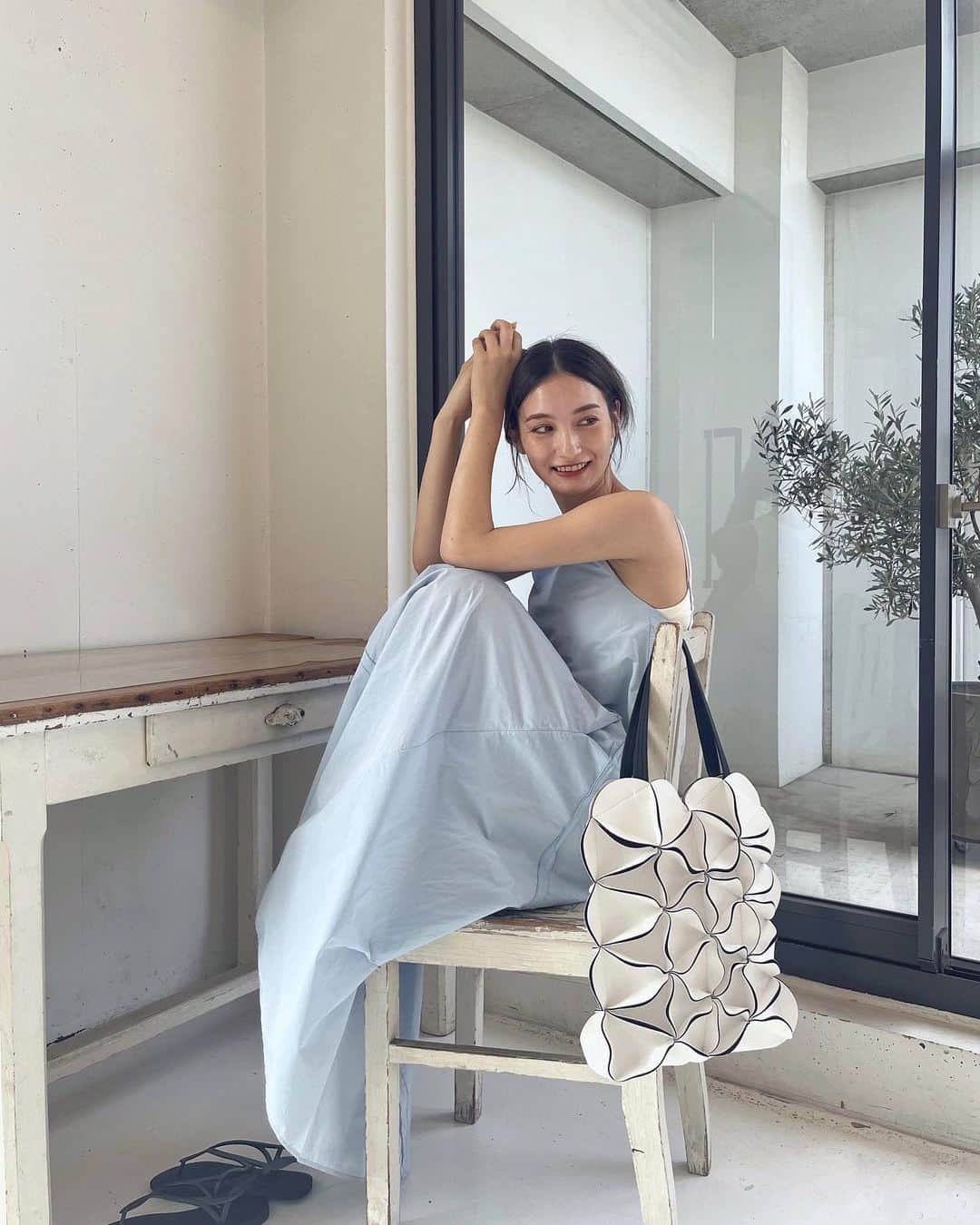山神アリシアのインスタグラム：「ELEMOODのBLOSSOMロングトートバッグでおでかけ♡  パソコン持って行きたい時にぴったりなバッグ。ソフトPVCで撥水性があるから雨も水も怖いもんなし💦  #pinkoi #ELEMOOD #ピンコイ #pr」