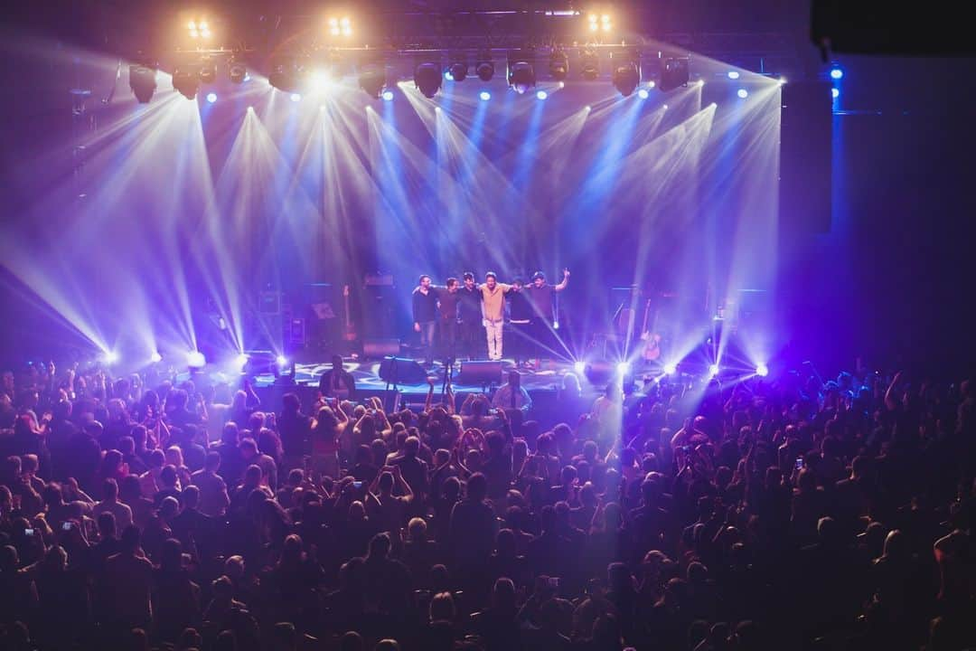 デイヴィッド・ドゥカヴニーのインスタグラム：「2023 European Tour Tickets on sale now.  Here are some of our favorite crowds from the last time we were in Europe, can’t wait to see you again.   📸: @byjanejimenez」