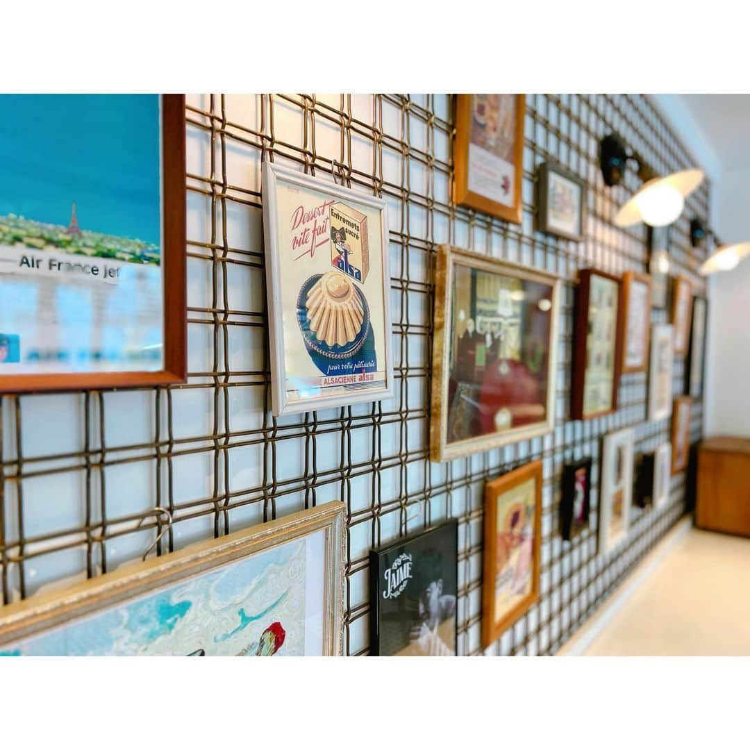 徳山沙季さんのインスタグラム写真 - (徳山沙季Instagram)「. 店内も可愛かった @jaime_cafe.et.bar ☕︎ ミラーまで可愛くて思わず撮影🫧 . 休日モーニングは混むことが多いので早めの来店がおすすめです‪𓂑 𓌈 ‎ . . #cafe #breakfast #あさんぽ #おさんぽ　#朝活　#カフェ #カフェ部 #モーニング　#子連れカフェ　#jaime」7月14日 20時16分 - saki.whitesnow