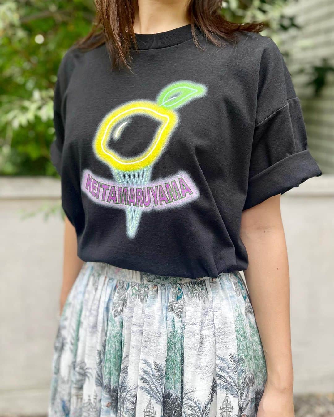 のインスタグラム：「-NEW-  《 KEITA MARUYAMA  POP UP in 阪急うめだ本店 》に合わせて発売！  ✔️Neon Lemon Tee 🍋🍦 ホワイト/ブラック ¥9900 (intax)  ___________________  【  #阪急大人の学び 丸山敬太的夏の楽しみ方 】🎐  今年の夏の #阪急うめだ本店 は、#大人が楽しむ夏祭り として、ゆかたで楽しむ夏をサポート！  ● #大人が楽しむ夏祭り -SUMMER FESTIVAL - 7/12（水）〜7/25（火） 阪急うめだ本店 1F コトコトステージ12  1階コトコトステージ12では、ゆかたにマッチするアイテムをラインアップ。  Lemonにフォーカスしたトート【バッグやクッキー缶、 ゆかたに合わせても素敵なアクセサリー、 「PICKY THE SHOP」とコラボしたヘアクリップ、 アーカイブの生地を使ったうちわや扇子、日傘が楽しげに夏を彩ります🎋  また、7月22日(土)には、デザイナー丸山敬太 ( @keitamaruyama ) がプロデュースする1DAYスペシャルイベントも予定しています👏🏻 ※１DAYイベントの予約ページ公開は7月11日(火)〜、予約開始は7月12日(水)〜 イベントのお申し込み方法など、詳しくは @hankyustyle をご覧ください。  さらに、イベント期間中、お得なキャンペーンをご用意。 1階コトコトステージ12、11階コトコトステージ113で税込11,000円以上お買い上げいただいた、うめだ阪急ポイントカードEメール会員先着200名様に、 13階 屋上広場 うめだ阪急ビアガーデンで使用できる1,000円(500円×2)チケットをプレゼントします。 ※おひとり様、1回限り ※うめだ阪急ポイントカードと阪急百貨店・阪神百貨店からのEメールをご呈示ください。  ぜひこの特別な機会に、皆様のご来店を心よりお待ちしております。  ー お問い合わせ先 ー  【阪急うめだ本店】 〒530-8350 大阪府大阪市北区角田町8番7号  06-6361-1381 (代表)  【丸山邸 MAISON de MARUYAMA 】 〒107-0062 東京都港区南⻘山4-25-10 TEL: 03- 3406-1935 MAIL:info@store-keitamaruyama.com  【MAISON de MARUYAMA 神戸別邸 】 〒651-8511 神戸市中央区小野柄通8-1-8 🏬　　神戸阪急　新館3F （神戸国際会館側上りエスカレーターの目の前です） TEL：078-200-7317（直通）  #keitamaruyama #ケイタマルヤマ #阪急うめだ本店 #popup #大阪 #夏祭り #イベント #コトコトステージ #tシャツ」