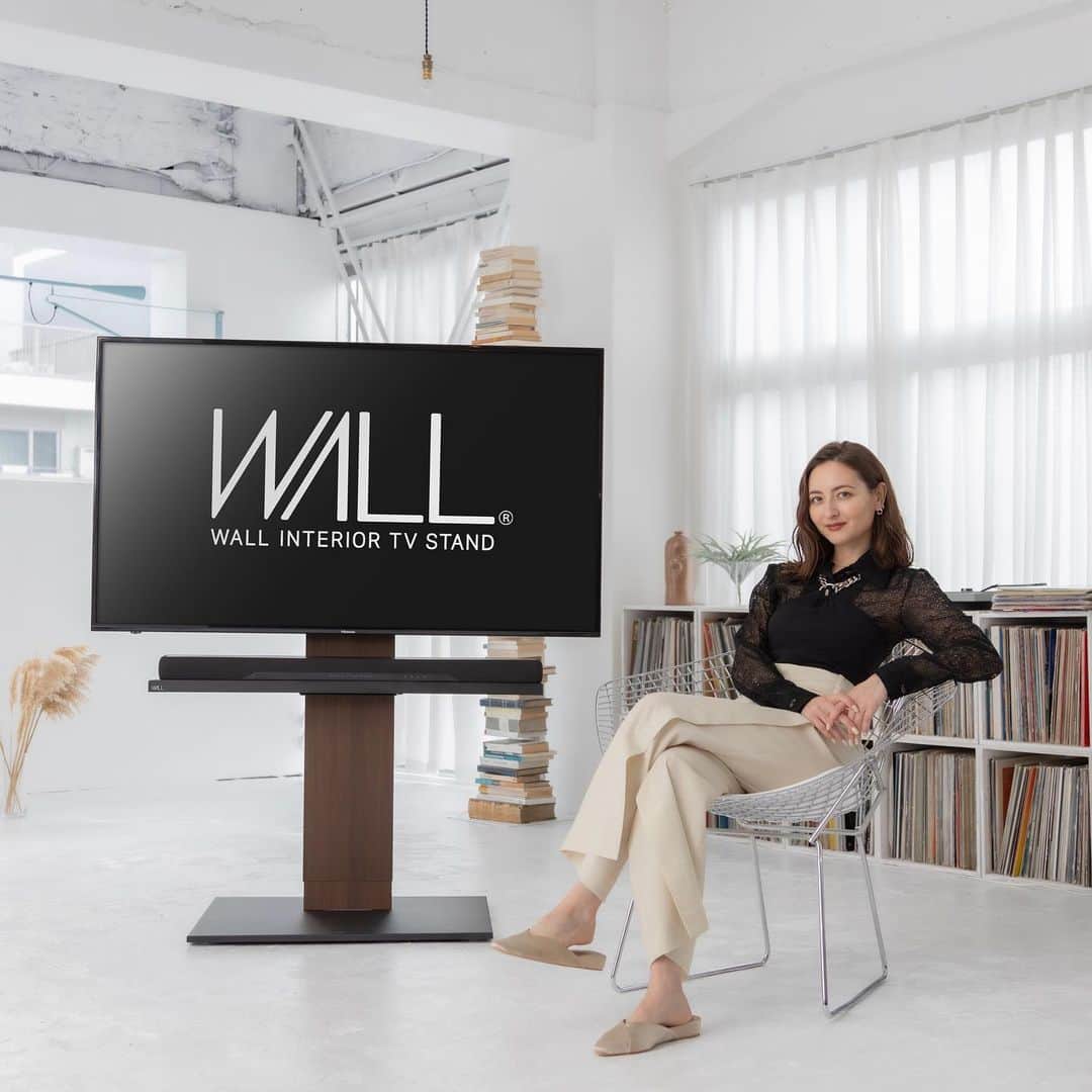エリーローズさんのインスタグラム写真 - (エリーローズInstagram)「WALL People × ELLI-ROSE スタイリッシュなテレビスタンド、WALL。 インタビュー記事が公開されています。 人気のWALLテレビスタンドが我が家に来てからは、おうち時間がさらに楽しくなりました♪  @wall_jpn  ぜひ皆さんもチェックしてみてください。  #WALLTVSTAND  #pr」7月14日 20時09分 - ellirose