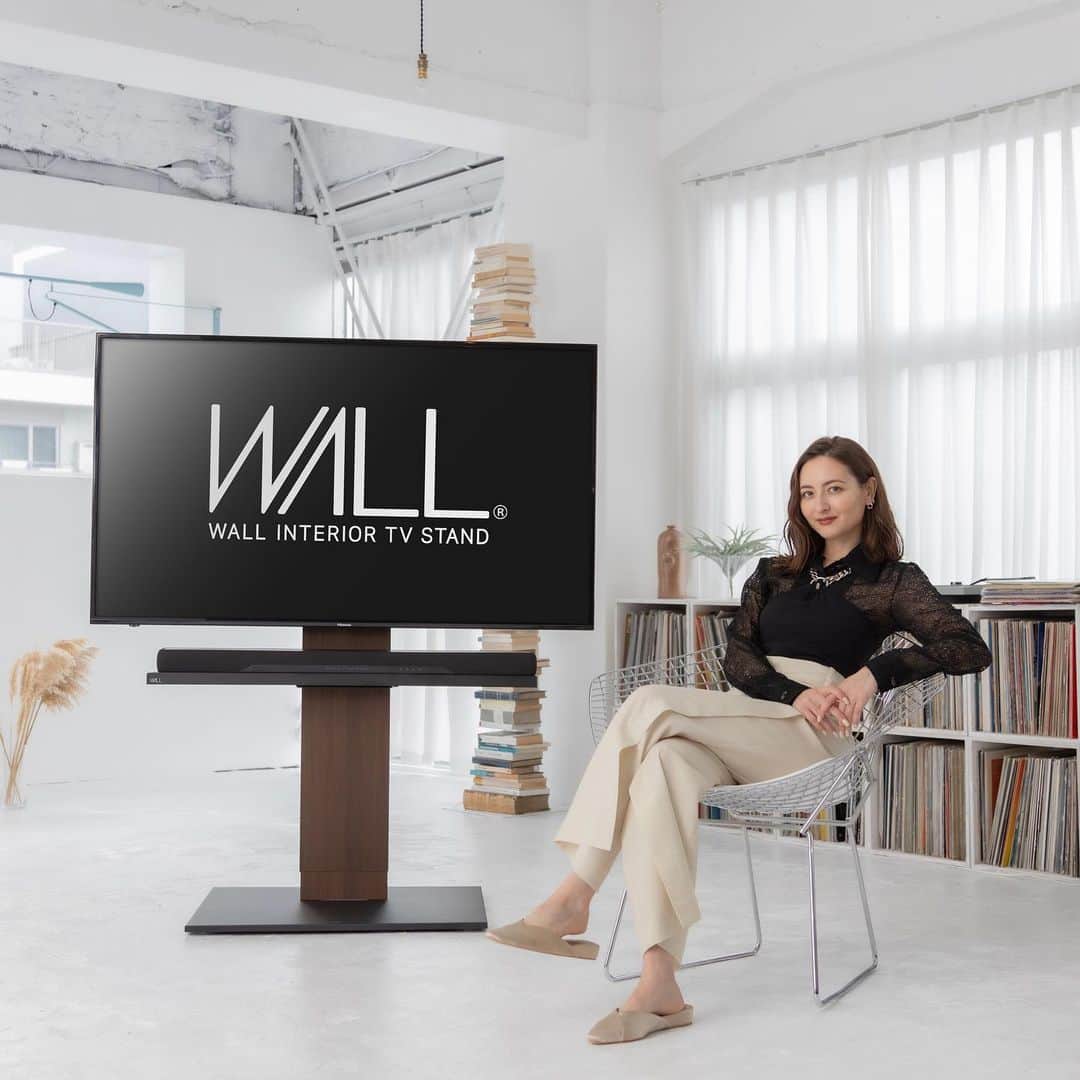 エリーローズのインスタグラム：「WALL People × ELLI-ROSE スタイリッシュなテレビスタンド、WALL。 インタビュー記事が公開されています。 人気のWALLテレビスタンドが我が家に来てからは、おうち時間がさらに楽しくなりました♪  @wall_jpn  ぜひ皆さんもチェックしてみてください。  #WALLTVSTAND  #pr」