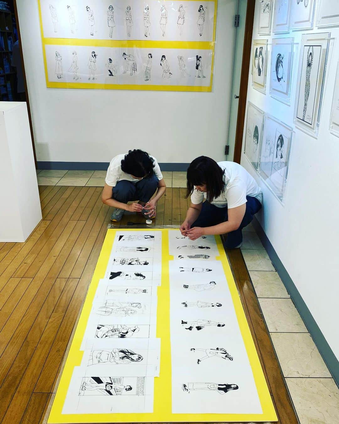 江口寿史のインスタグラム：「搬入の時に場所がなくて貼れなかった作品たち。追加のパネルが届いたので、閉廊後のギャラリーで絵を追加しています。」