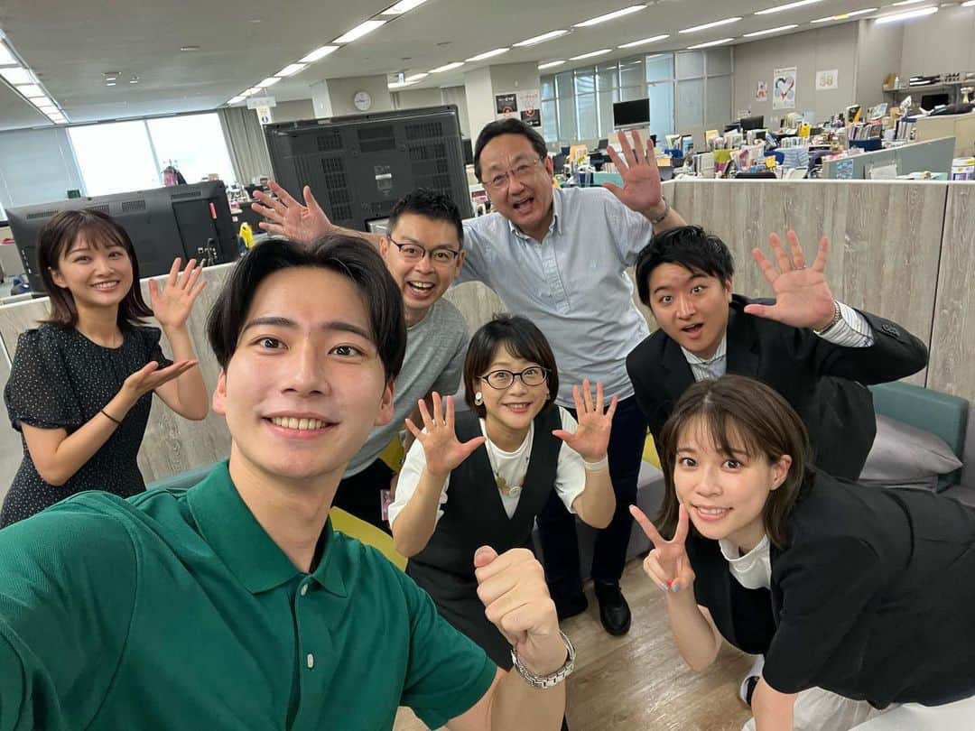 フジテレビアナウンサーのインスタグラム：「新人の原田です！ 今朝、アナウンス室にいる先輩方と撮りました！ 曜日や時間によっている先輩が違うので、貴重な1枚です✨✨ これからもよろしくお願いいたします！！  #新人投稿 #フジテレビアナウンサー」
