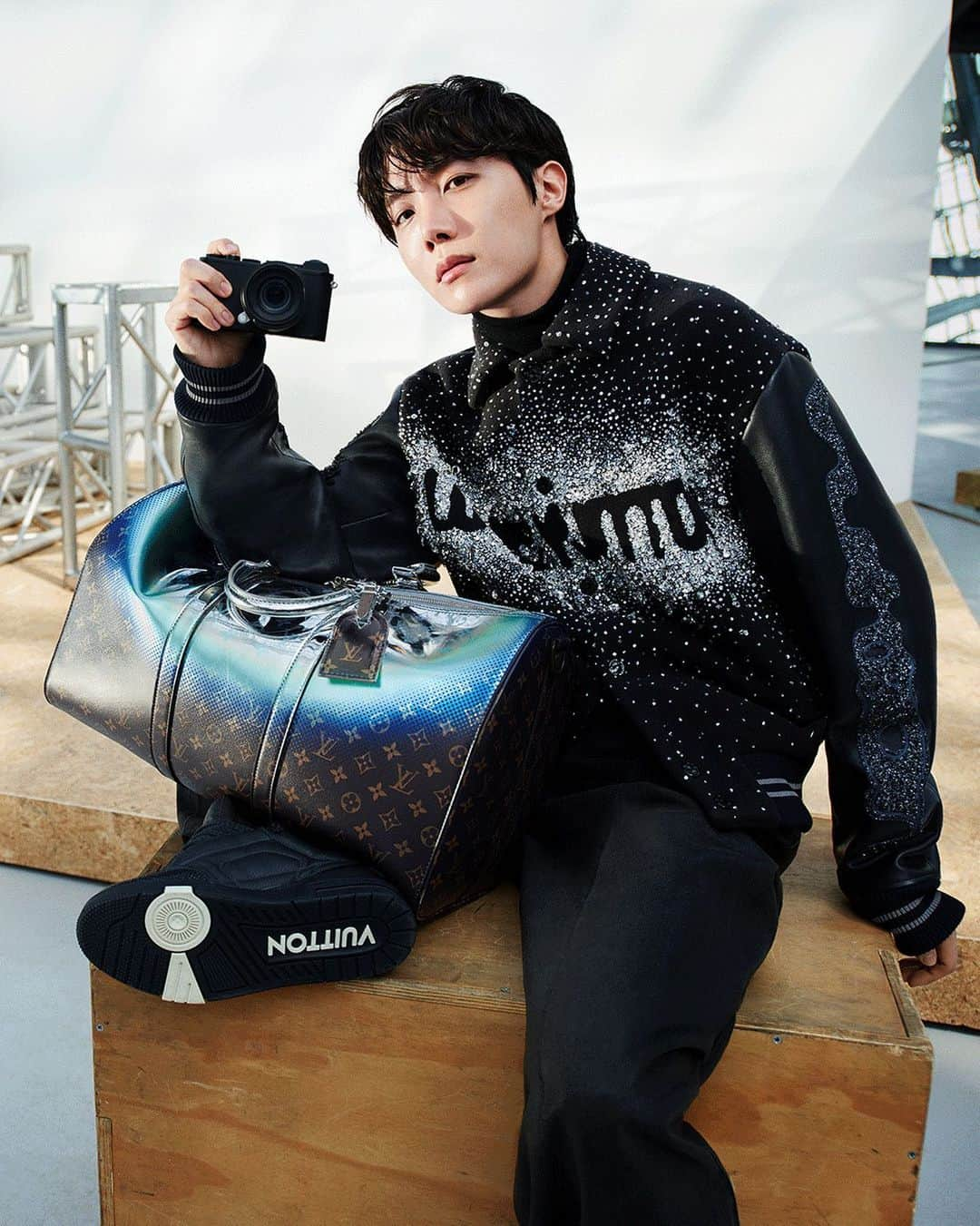 ルイ・ヴィトンさんのインスタグラム写真 - (ルイ・ヴィトンInstagram)「j-hope for Men’s Fall-Winter 2023 Collection. Inspired by a fascination with the future, the Metallic Nebula Keepall perpetuates a dialogue of connectivity, captured alongside the House Ambassador. Discover the range via link in bio. #jhope #LVMenFW23 #LouisVuitton」7月14日 20時13分 - louisvuitton