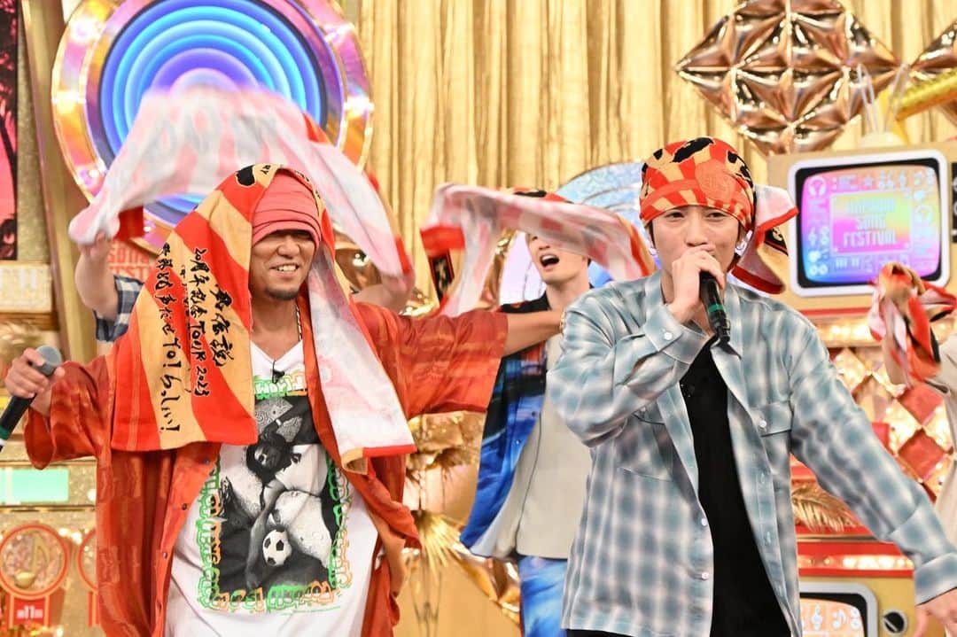 HAN-KUNのインスタグラム：「ハマダ歌謡祭  ありがとうございました！  樹君 一緒に歌ってくれて ありがとう  タオル最高w  浜田さん ありがとうございました！  皆さん最高でした！  20周年 お祭りだね！  全員言って！　 Pow! Pow!  感謝 to #ハマダ歌謡祭  #浜田雅功  #sixtones  #田中樹　 #湘南乃風 #柿澤勇人  #野呂佳代」