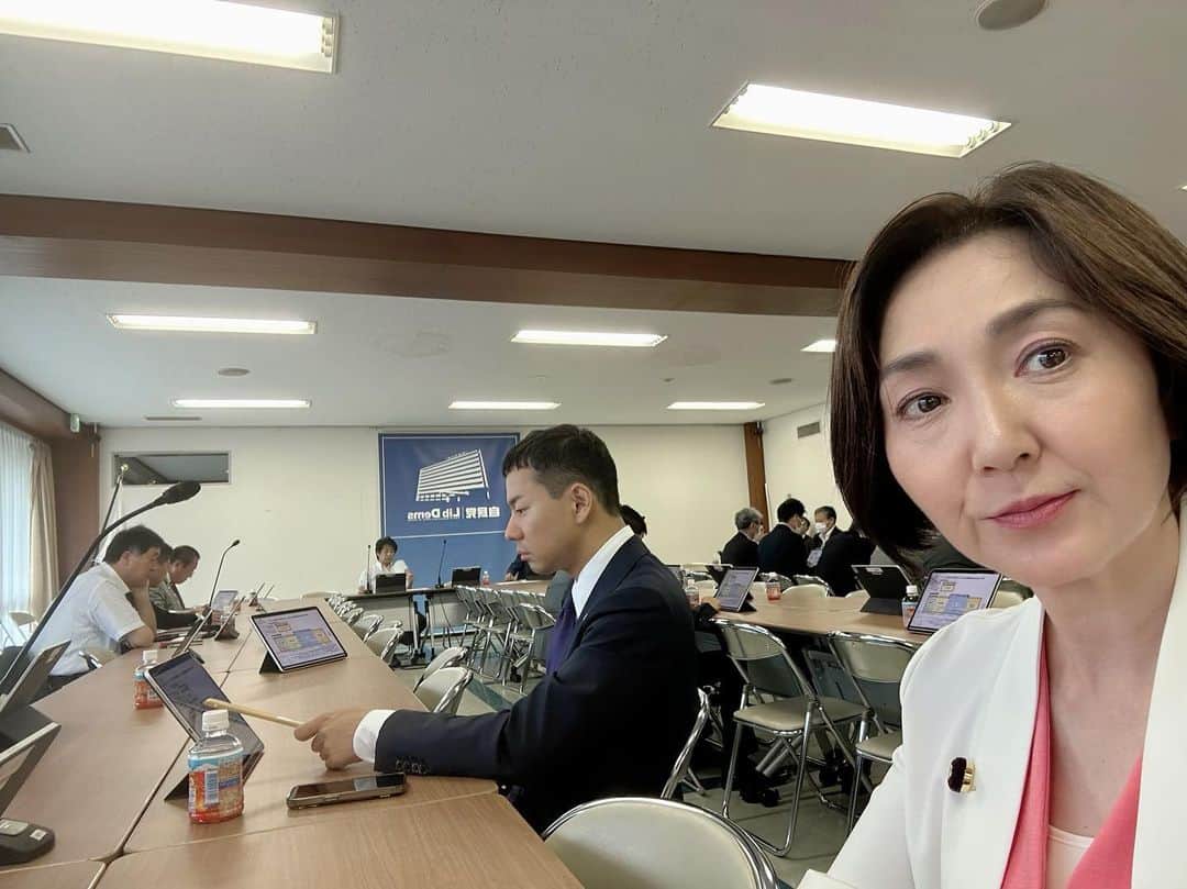 生稲晃子のインスタグラム：「厚生労働部会に出席しました😊 令和6年度予算概算要求に向けた課題について。主な課題のひとつである包摂社会の実現の中に自殺総合対策の推進とありましたので、SNS対策について質問をさせていただきました。 同期の神谷政幸先生が写真を撮っていてくださいました。有難うございます‼️  #厚生労働部会 #自殺総合対策 #自殺総合対策大綱  #神谷まさゆき議員 #生稲晃子」