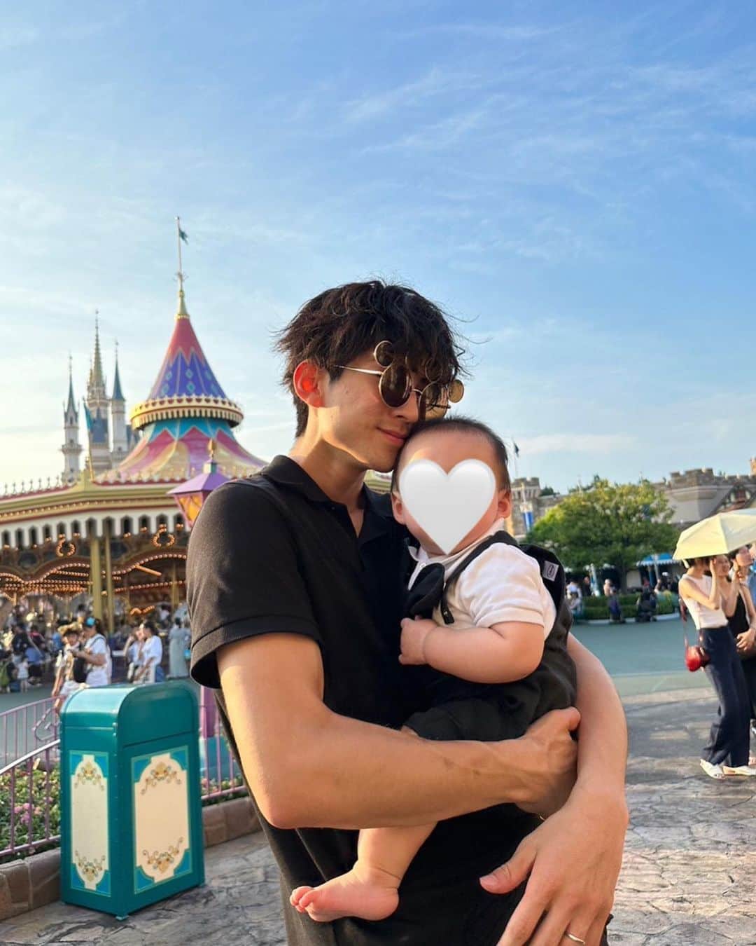 のインスタグラム：「抱っこ魔2人🥰」