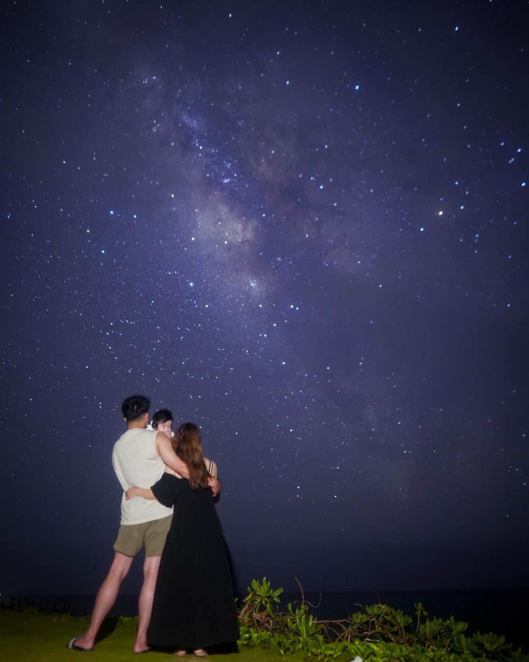 Akaneのインスタグラム：「. 宮古島の星空が綺麗すぎて‥😭🤍✨️  こんなに空一面の星空見たことなくて ひとり、じーん🥹ときてた。笑  カメラマンさんに撮影してもらってんけど とても良い思い出になったな🌌♡ (爆泣きしてた娘やけどこれも思い出。笑) . . #宮古島#星空フォト#家族写真」