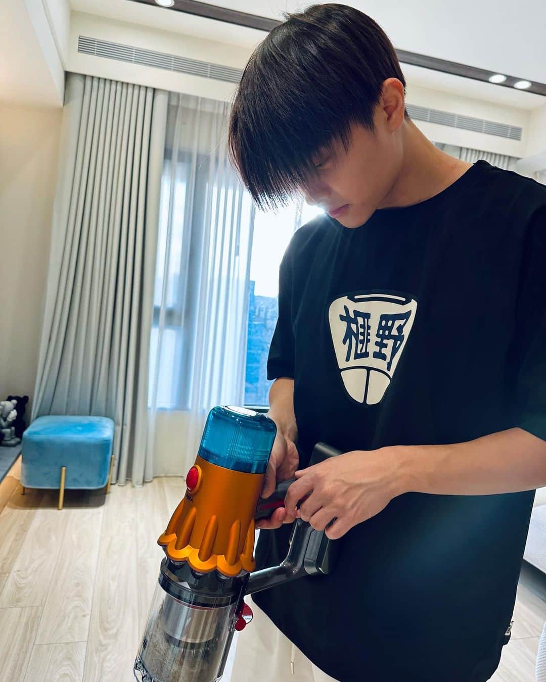 プリンス・チウさんのインスタグラム写真 - (プリンス・チウInstagram)「真的不誇張 自從有了這台 每天都在打掃 實在是太好用了 我得了ㄧ種 只要一天不吸地就渾身不對勁的病！ 如果你想要有人幫你打掃家裡 送他ㄧ台就是最明智的選擇！ #DysonV12s乾濕全能洗地吸塵器 #三機一體 #Submarine洗地滾筒吸頭 #深度清潔 #dysontw」7月14日 20時25分 - prince_pstar