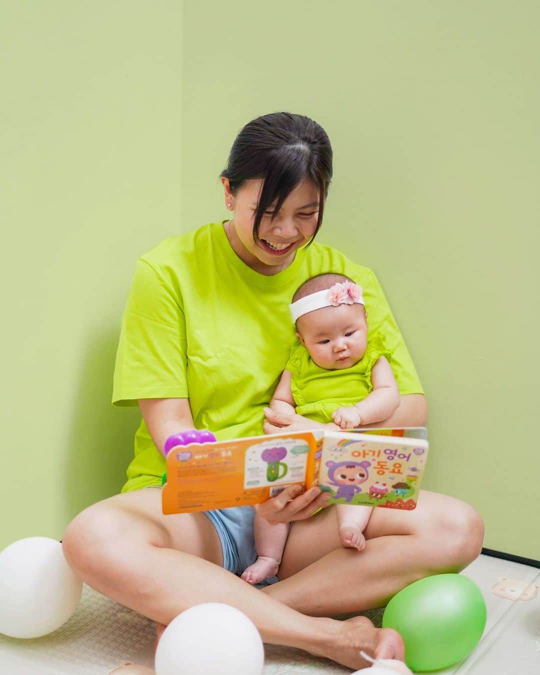 グレイシア・ポリーのインスタグラム：「Karena bahasa Inggris terlalu mainstream, jadi mama ajarin Jessia bahasa Korea aja deh... 😂😂  Sekarang Jessia lagi pakai baju terbaru dari @velvetjunior nih. Koleksi Celestial Collection dengan warna terbarunya yang cerah, bikin mood jadi makin happy 🥰」