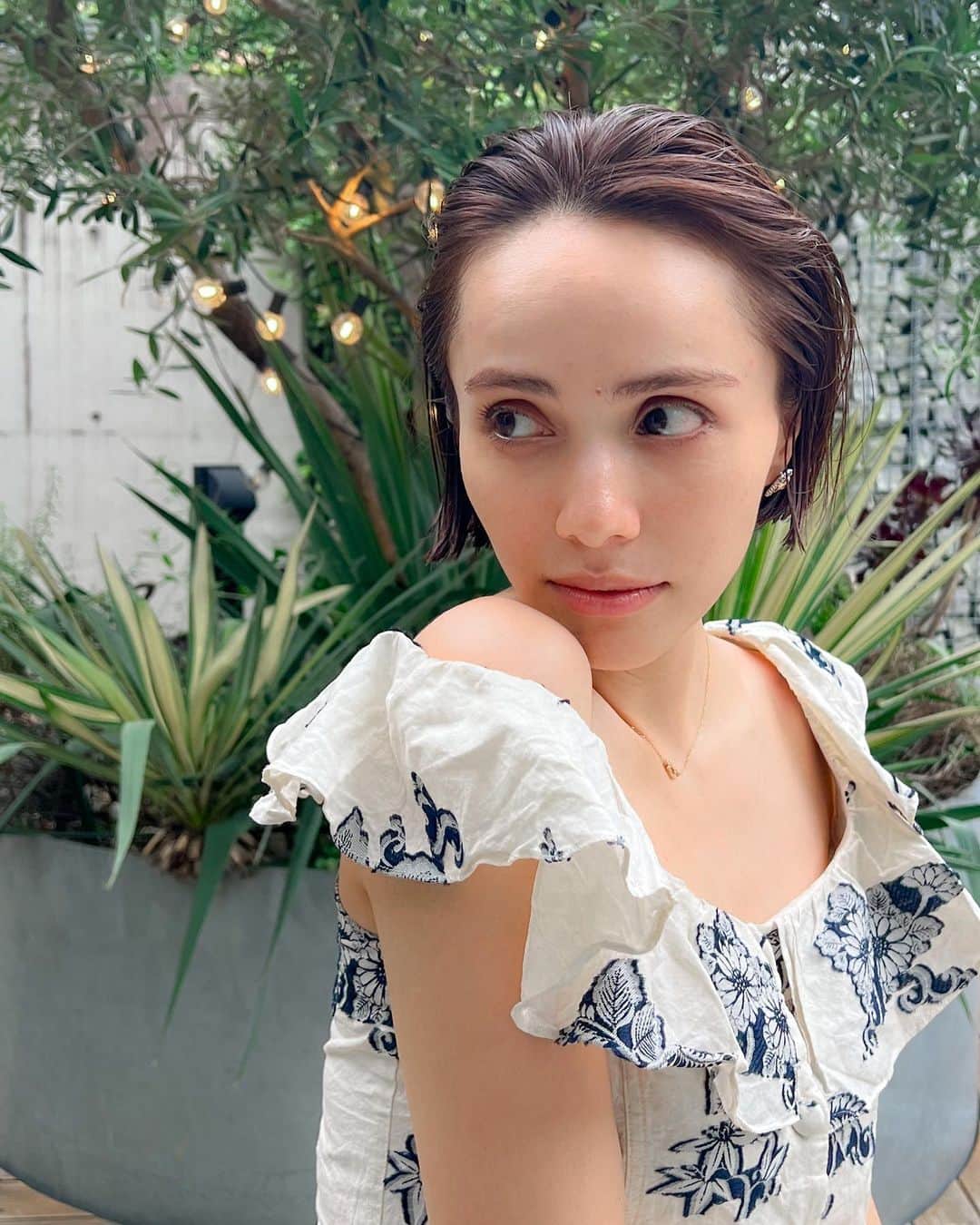 伊藤ニーナのインスタグラム：「ウェットヘア&オールバックにしちゃう毎日✨💧  ハンサムなヘアに甘めのトップス、 ハートのピアス♡... @lohmejewelry   #にーなのしふく #ootd」