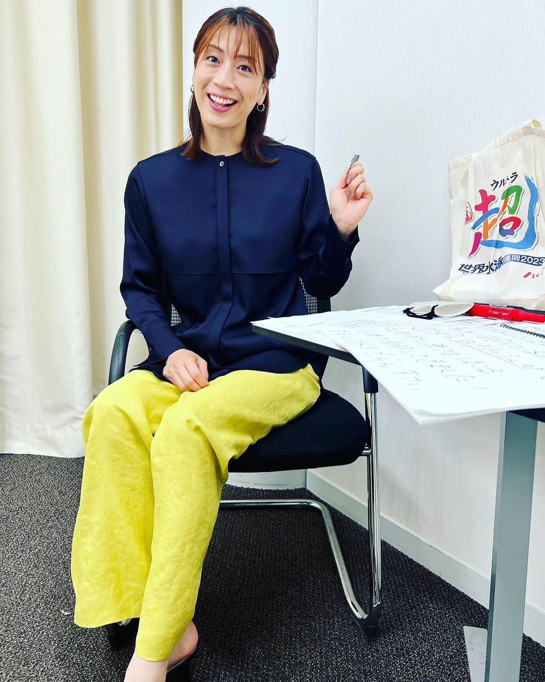 寺川綾のインスタグラム：「7月13日o.a. 報道ステーションの衣装です🤵‍♀️🌟 引き締めBLACK🖤 と爽やかyellow💛 毎日暑い日が続いていますね🌞 今日から世界水泳福岡も開幕し、連日自分越えの熱い夏も始まります🙌 皆さんも応援よろしくお願い致します🤝✨✨ #報道ステーション  #世界水泳福岡 #7月13日  #オンエア  #ブラウス  #カラーパンツ  #icb  #シルバーアクセサリー  #アシンメトリー #ピアス  #masana  #リング  #gin #ミュール  #サルダル  #ダイアナ  #diana  #ありがとうございました🙏  #関係ないですが #蚊に刺されて #ずっと痒い🙃」