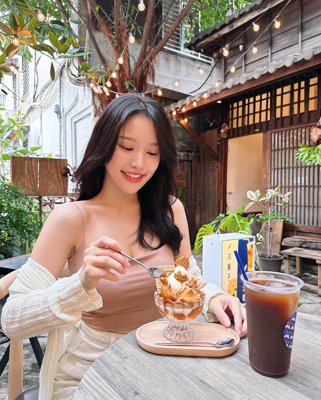 蔡瑞雪（Ruixue Tsai）さんのインスタグラム写真 - (蔡瑞雪（Ruixue Tsai）Instagram)「銀色情人節快樂🙌🏻🤍 你看到什麼會最開心呢？  我：冰淇淋🍦 - 中山站附近有點像首爾🥹」7月14日 20時17分 - snowbabyq