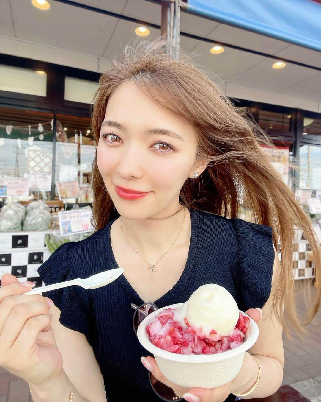 岩根沙恵子?さえみるさんのインスタグラム写真 - (岩根沙恵子?さえみるInstagram)「🍧 𝒞𝒽𝒾𝒷𝒶 ゴルフ終わりの幸せ時間❤️ 帰りに道の駅によるのが大好き🥹！ お料理すきだから、 ご当地のお野菜買うのが好きなの🥰🍅  あとはね！今回見つけたのはこれ！ ＼かき氷！？いちご削り😍！／ 豪華すぎません！？ はあ、しあわせ〜🤤✨  📍新生 房の駅  来週もどこか行けるかなあ〜🥰⛳️  #房の駅 #新生房の駅 #千葉県グルメ #いちごかき氷 #かき氷屋さん #道の駅 #道の駅だいすき #道の駅グルメ #氷いちご #千葉グルメ」7月14日 20時19分 - saemiltiii