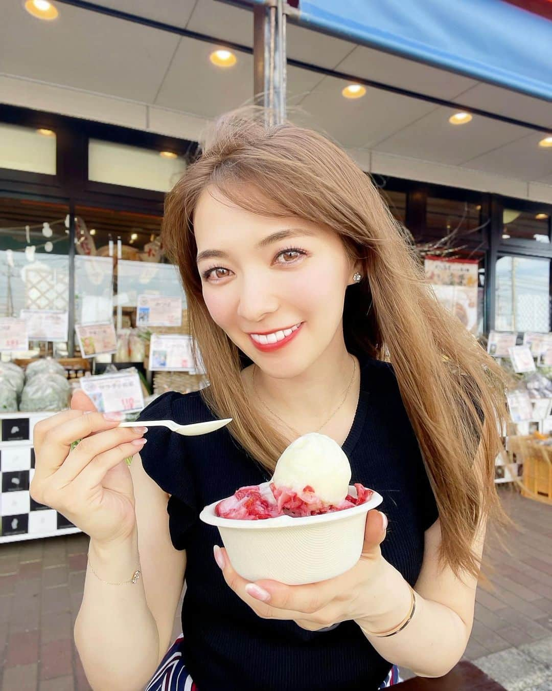 岩根沙恵子?さえみるさんのインスタグラム写真 - (岩根沙恵子?さえみるInstagram)「🍧 𝒞𝒽𝒾𝒷𝒶 ゴルフ終わりの幸せ時間❤️ 帰りに道の駅によるのが大好き🥹！ お料理すきだから、 ご当地のお野菜買うのが好きなの🥰🍅  あとはね！今回見つけたのはこれ！ ＼かき氷！？いちご削り😍！／ 豪華すぎません！？ はあ、しあわせ〜🤤✨  📍新生 房の駅  来週もどこか行けるかなあ〜🥰⛳️  #房の駅 #新生房の駅 #千葉県グルメ #いちごかき氷 #かき氷屋さん #道の駅 #道の駅だいすき #道の駅グルメ #氷いちご #千葉グルメ」7月14日 20時19分 - saemiltiii