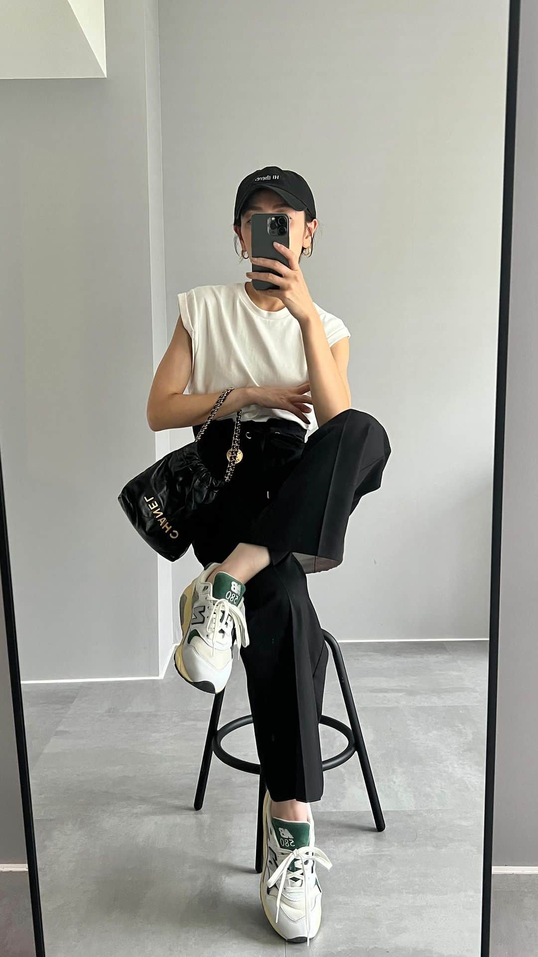 金子麻貴のインスタグラム：「快適パンツ着回しコーデ  とにかく楽ちんでサラッと履きやすくてお休みの日もお仕事の日も大活躍✨  スニーカー合わせでカジュアルにも着れるしトップスも綺麗めにまとめたらお仕事シーンにも☺️  追加予約は7/15 (土)20:00からです。 @re_gleam   #fashion#reels#reelsinstagram#regleam#michinoparis#chanel#newbalance#着回しコーデ#カジュアルコーデ#シンプルコーデ#オフィススタイル#ママコーデ#スニーカーコーデ#キャップ#ブラックコーデ#夏コーデ#コーデ記録」