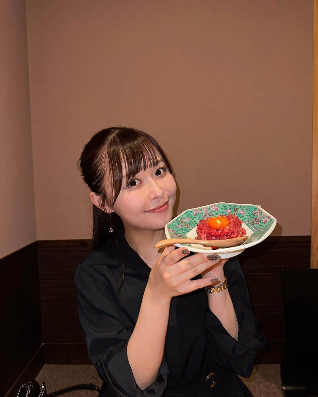 歩乃華（ほのらん）のインスタグラム：「🥩  みんなユッケ好き？ 私は1人で二つ食べたことあります🥹笑」