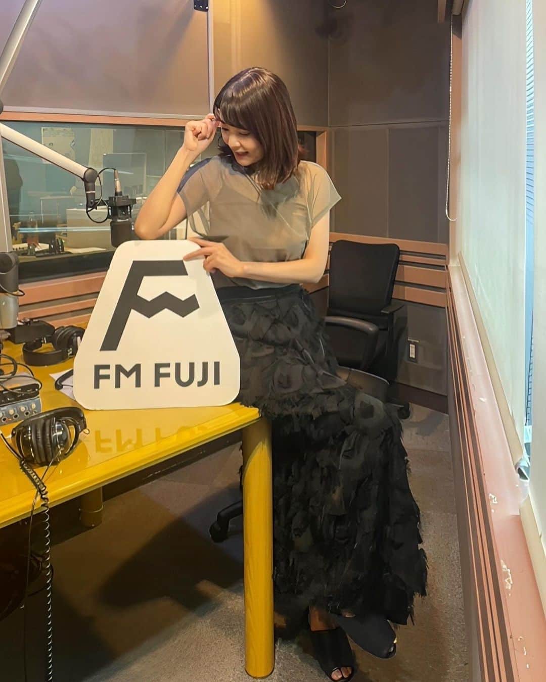 勝木友香のインスタグラム：「本日23時半から FMFUJI「金曜からあざラジ」にゲスト出演します♪  ナビゲーターは #あざとすぎるにもほどガール の… ゆうちゃん（國分優果） @yu_chan_aaa  いなばちゃん @inabaol_azatoigirl   本当に仲良しな2人組。 やることなすこと微笑ましい😊  今回が番組初めてのゲストだったらしくて 一生懸命にインタビューしてくれました　笑  よろしければ😊  着て行ったスカートは @lefua.closet  羽のついたふんわりスカートです♡  #ラジオ番組　#ラジオ　#radio #ラジオ出演　#fmfuji #fm #収録の裏側　#ラジオのある暮らし  #ラジオ局  #放送作家　#ゲスト　#お仕事　#働く女性　#あざとすぎるにもほどガール」