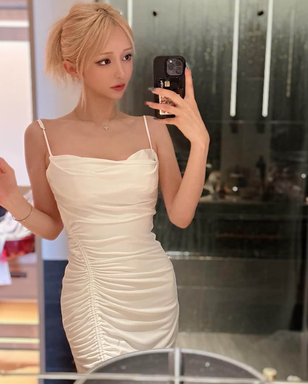 のインスタグラム：「🌝🍯🤍  ZARAのワンピが楽ちんでした🫶  髪型は三つ編みだけ残してポニテからクリップ✊  #サンダル #ビーチ #リゾートファッション #ワンピース #ドレス #ZARA #ホテル #ホカンス  #summer #夏 #東京 #写真 #instagram  #ファッション#fashion #shopping #ootd #ヘア #hair #ヘアアレンジ  #三つ編み  #水着 #プール」