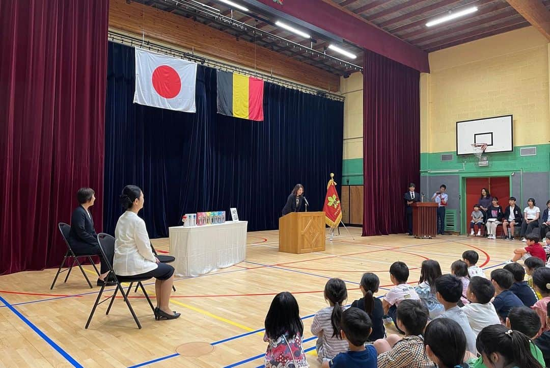 岸田文雄さんのインスタグラム写真 - (岸田文雄Instagram)「今回のNATO首脳会合では首脳の配偶者によるパートナーズプログラムがあり、妻の裕子が参加しました。 プログラムでは、ウクライナから戦禍を逃れリトアニアに避難している子ども達や女性、若者たちからお話を伺い、ウクライナの文化に触れるなどの交流を行ったと聞きました。 また、リトアニアではカウナス市にある杉原記念館を訪問し、二人で記帳しました。 次の日のベルギーでは、裕子がブラッセル日本人学校を訪問し、生徒さんたちと交流をさせていただきました。 皆さん誠にありがとうございました。  #nato #パートナー  #交流  #ありがとうございました」7月14日 20時26分 - fumio_kishida