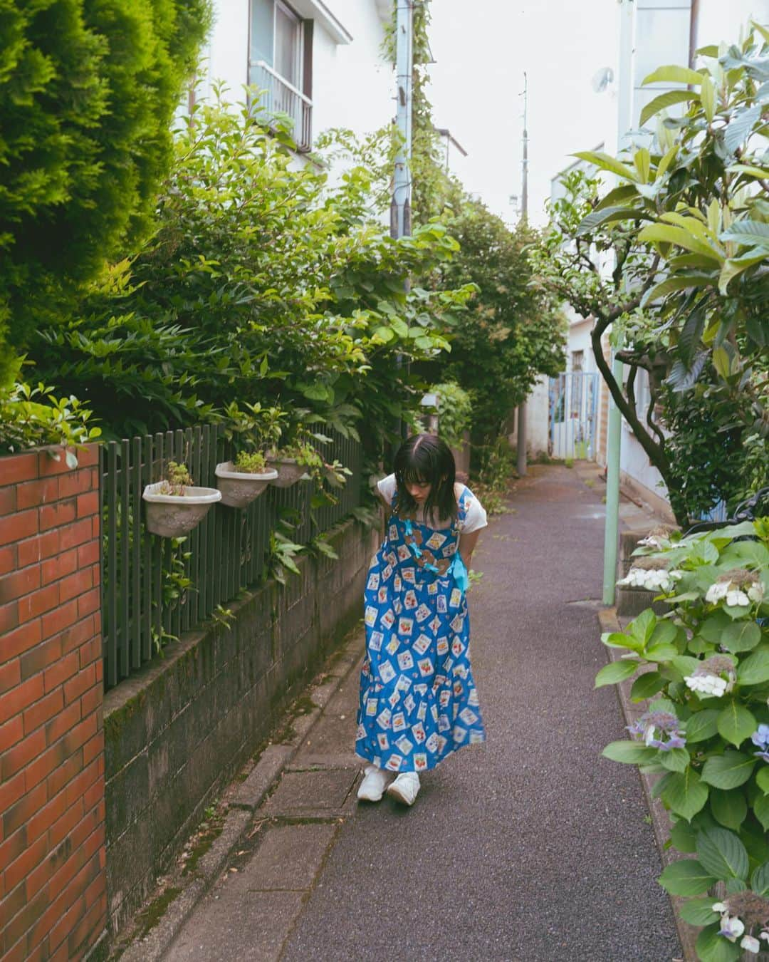 武井宏員さんのインスタグラム写真 - (武井宏員Instagram)「「君と歩く1キロメートル」 上坂樹里　ENCOUNTER MAGAZINE @juri_kosaka   『生理のおじさんとその娘』を見た時の感動が今でも鮮明。タイトルを見た時は首を傾げたけど、実際に見始めると最後まで画面に食い入るように見てしまった。  映画がとにかく面白くて笑いながら涙を流してしまうシーンも沢山あった。そして何よりも上坂ちゃんの演技がとても好きだった。  そんな上坂ちゃんと三軒茶屋を散歩してきました。  そして今日は上坂ちゃんの🎂　Happy 18th birthday！  https://encounter.curbon.jp/special/kimito1km-jurikosaka/  Model: @juri_kosaka  Hair Make: @anr1106  Stylist: @yumeka91」7月14日 20時26分 - take1official