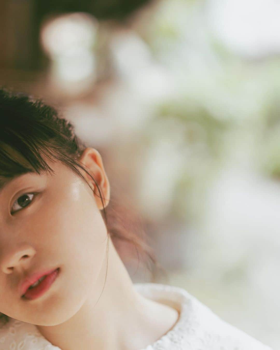 のインスタグラム：「「君と歩く1キロメートル」 上坂樹里　ENCOUNTER MAGAZINE @juri_kosaka   『生理のおじさんとその娘』を見た時の感動が今でも鮮明。タイトルを見た時は首を傾げたけど、実際に見始めると最後まで画面に食い入るように見てしまった。  映画がとにかく面白くて笑いながら涙を流してしまうシーンも沢山あった。そして何よりも上坂ちゃんの演技がとても好きだった。  そんな上坂ちゃんと三軒茶屋を散歩してきました。  そして今日は上坂ちゃんの🎂　Happy 18th birthday！  https://encounter.curbon.jp/special/kimito1km-jurikosaka/  Model: @juri_kosaka  Hair Make: @anr1106  Stylist: @yumeka91」
