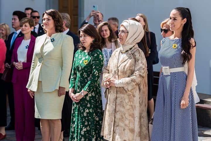 のインスタグラム：「今回のNATO首脳会合では首脳の配偶者によるパートナーズプログラムがあり、妻の裕子が参加しました。 プログラムでは、ウクライナから戦禍を逃れリトアニアに避難している子ども達や女性、若者たちからお話を伺い、ウクライナの文化に触れるなどの交流を行ったと聞きました。 また、リトアニアではカウナス市にある杉原記念館を訪問し、二人で記帳しました。 次の日のベルギーでは、裕子がブラッセル日本人学校を訪問し、生徒さんたちと交流をさせていただきました。 皆さん誠にありがとうございました。  #nato #パートナー  #交流  #ありがとうございました」