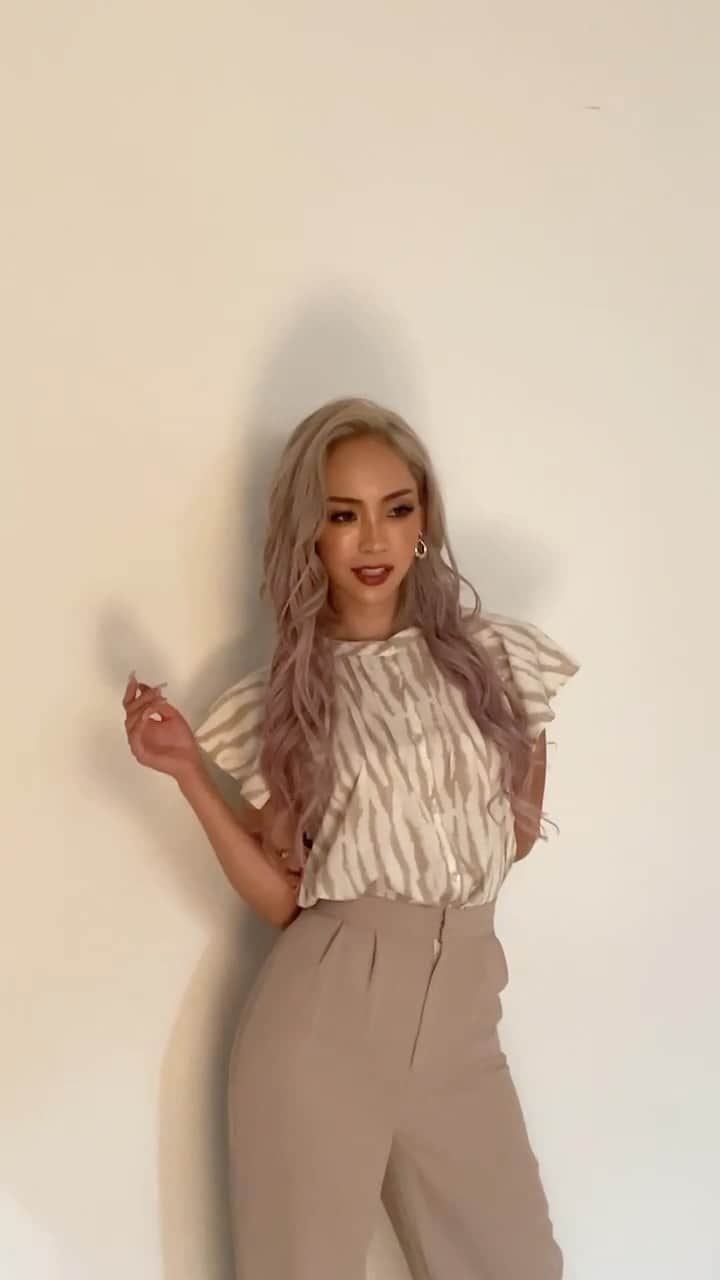 河部風花のインスタグラム：「⁡ 皆様からの温かいメッセージやコメント本当に嬉しいです😭 ありがとうございます😭💕 ⁡ この動画はラブママ雑誌撮影の時の撮影風景です🫶 ⁡ nutsは"強め"だったので ほとんど撮影では笑う事がなかったのですが 今度はママ雑誌なので 柔らかく撮ってもらおうって思ったんですけど なかなか難しかったです🤣 ⁡ これからもっと勉強して ラブママらしく撮影出来たらなと思います💕 ⁡ ラブモのふうか応援して下さいますかー？😭 ⁡ #ラブママ #ギャルママ #ママ #2児のママ #ギャル #シングルマザー」