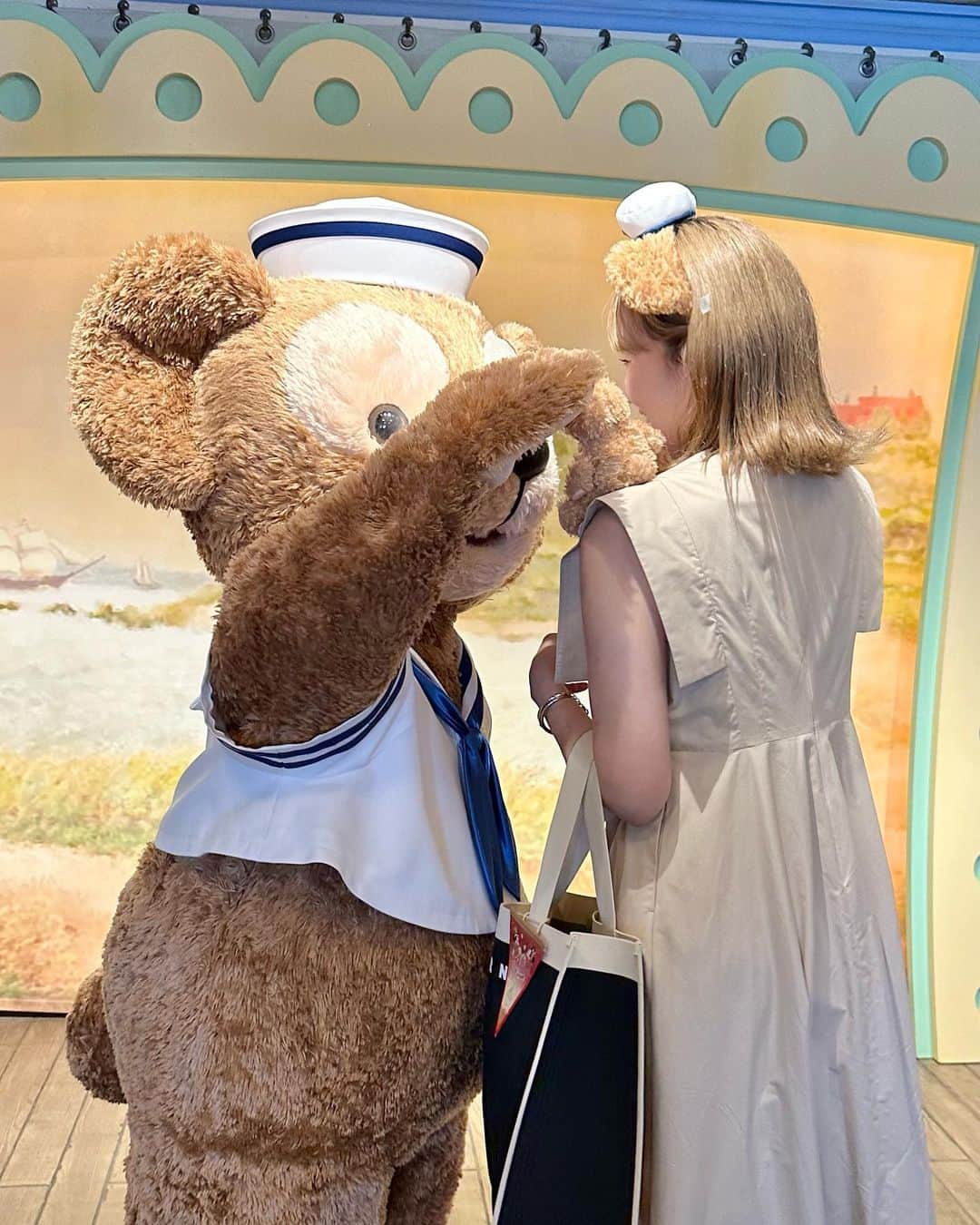 かほこ。のインスタグラム：「ㅤㅤㅤㅤㅤㅤㅤㅤㅤㅤㅤㅤㅤ ㅤㅤㅤㅤㅤㅤㅤㅤㅤㅤㅤㅤㅤ ダッフィーと久々に会えた♡ 最後の写真は、肩のダッフィーを撫でたあと ドヤ顔しとったやつ🥺笑 ㅤㅤㅤㅤㅤㅤㅤㅤㅤㅤㅤㅤㅤ #kaho_disney」